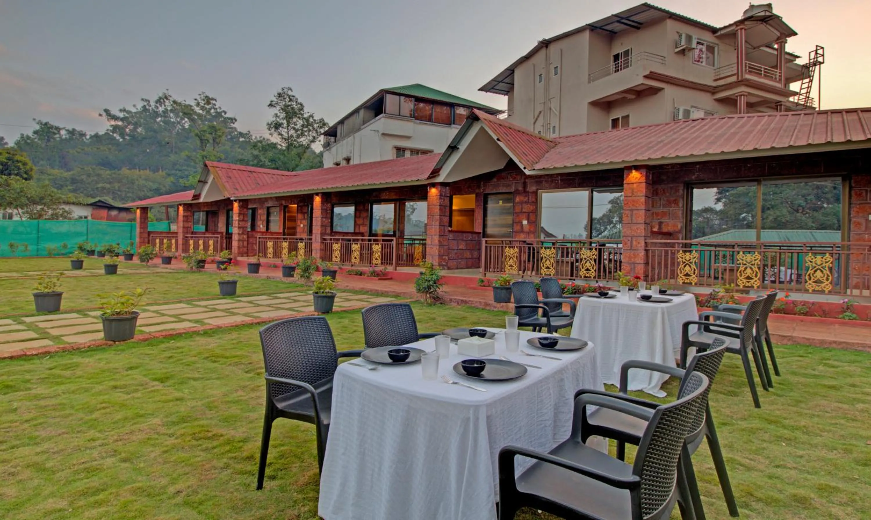 Restaurant/places to eat in Treebo Nakshatra Cottages Mahabaleshwar
