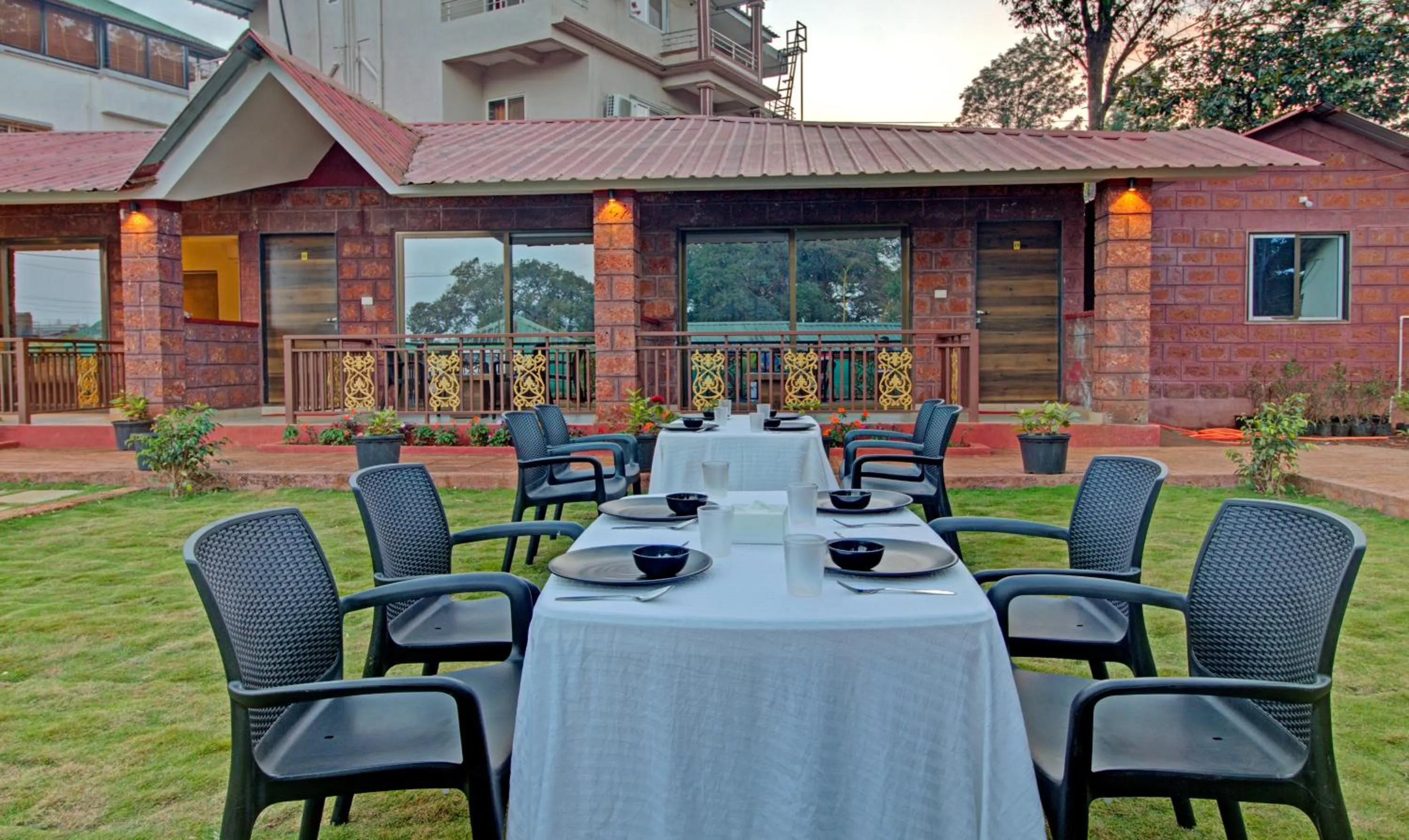 Restaurant/places to eat in Treebo Nakshatra Cottages Mahabaleshwar