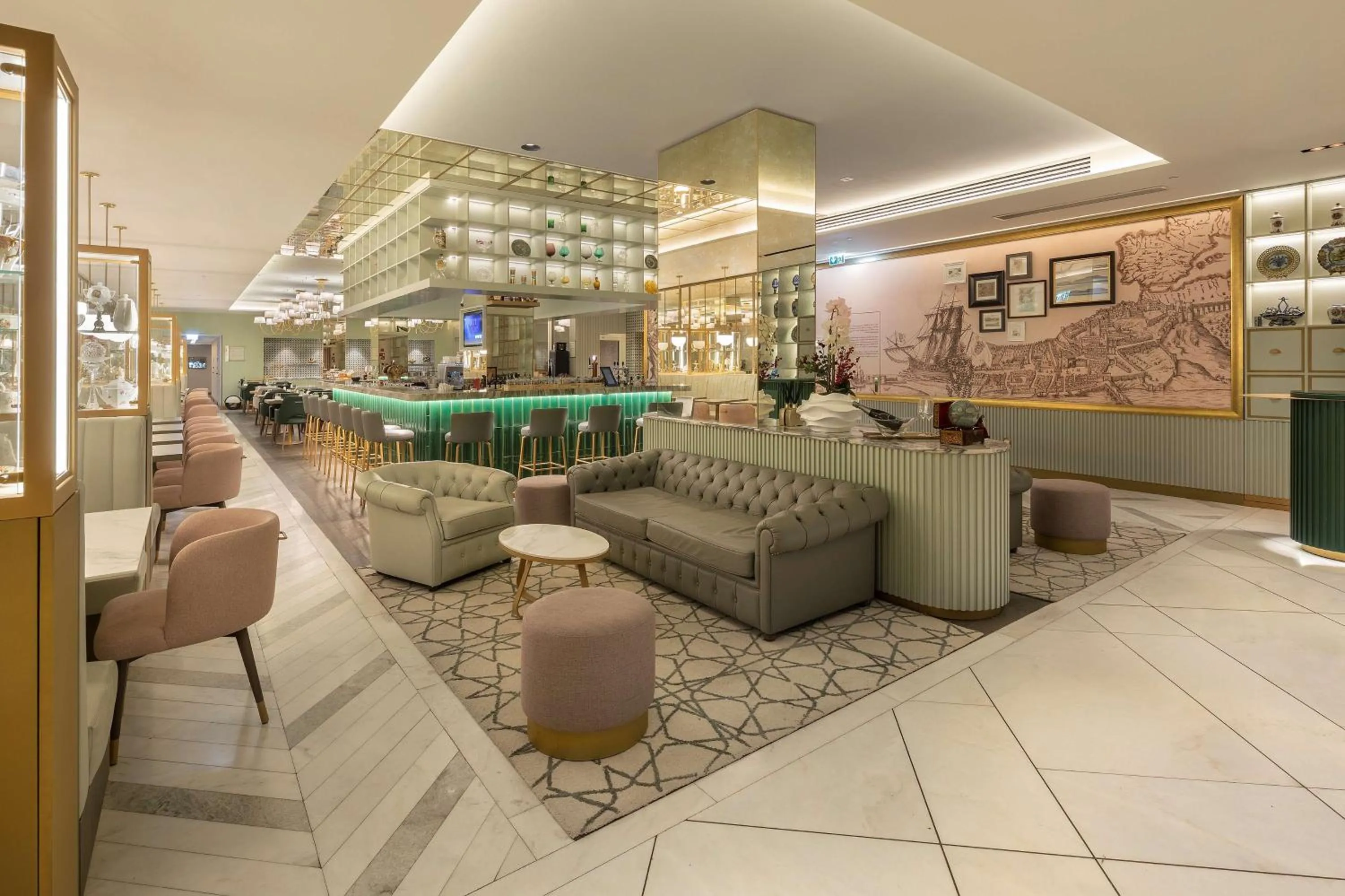 Lounge or bar in The Emerald House Lisbon - Curio Collection By Hilton