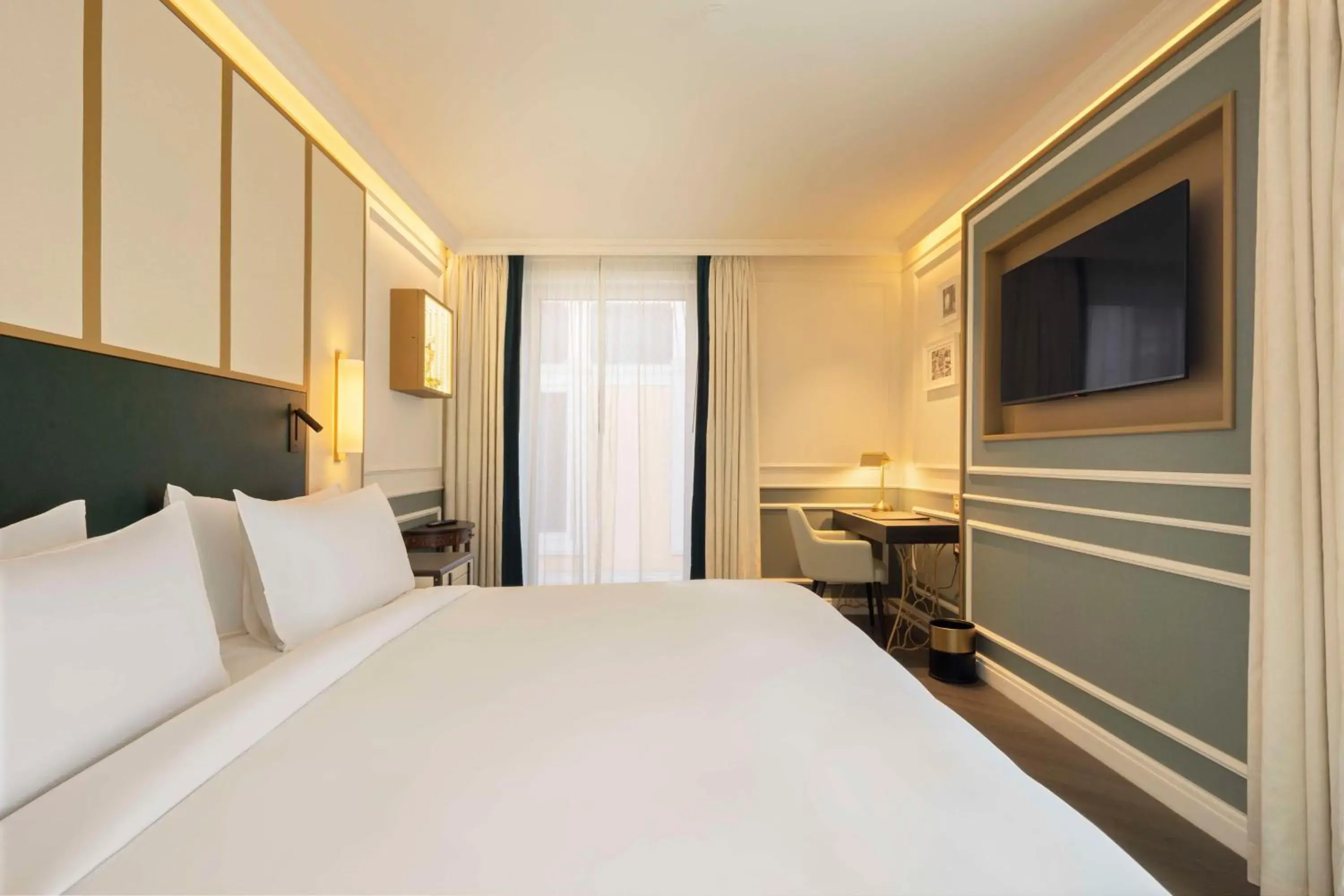 Premium Corner King Room in The Emerald House Lisbon - Curio Collection By Hilton Premium Corner King Room in The Emerald House Lisbon - Curio Collection By Hilton