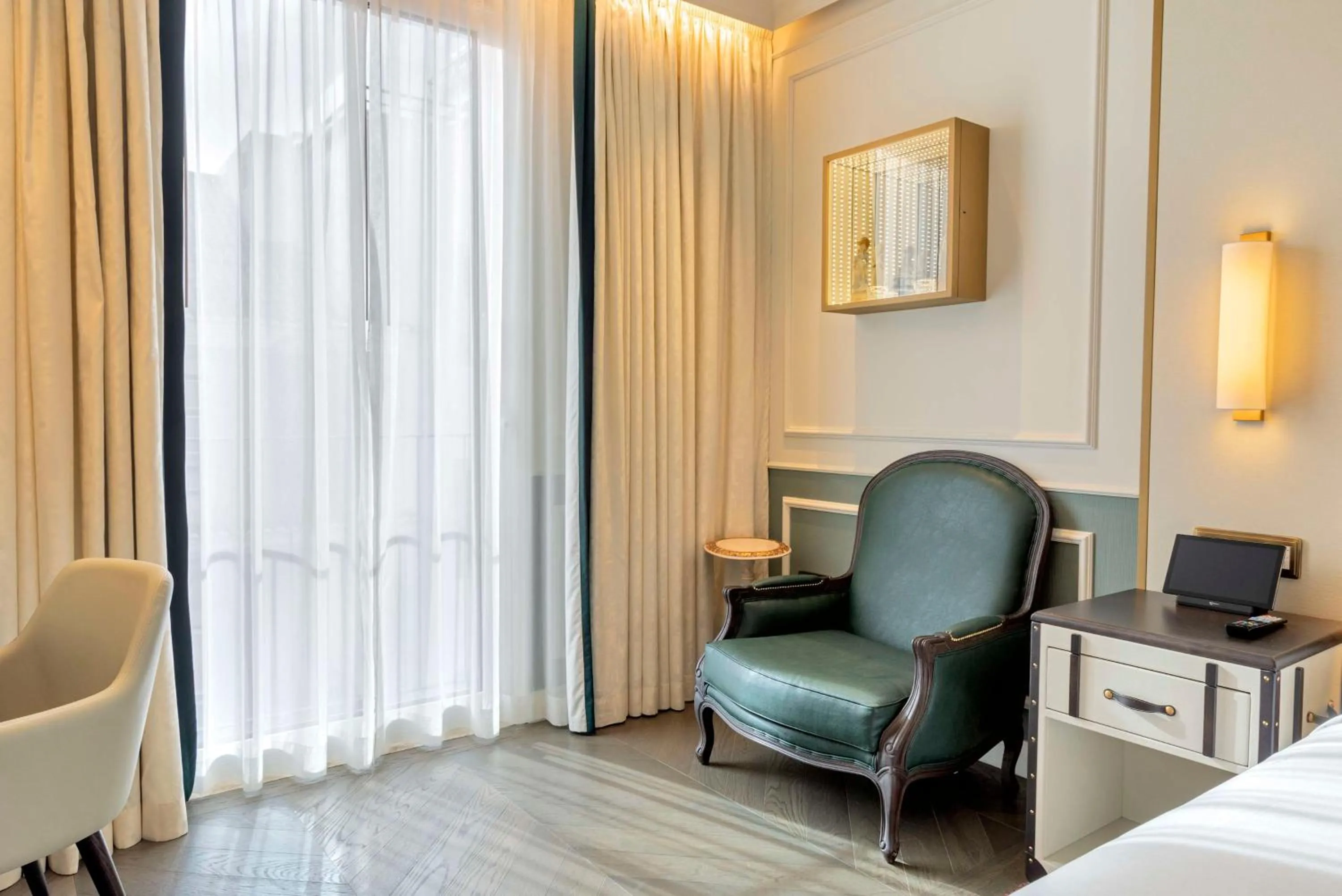 Photo of the whole room in The Emerald House Lisbon - Curio Collection By Hilton