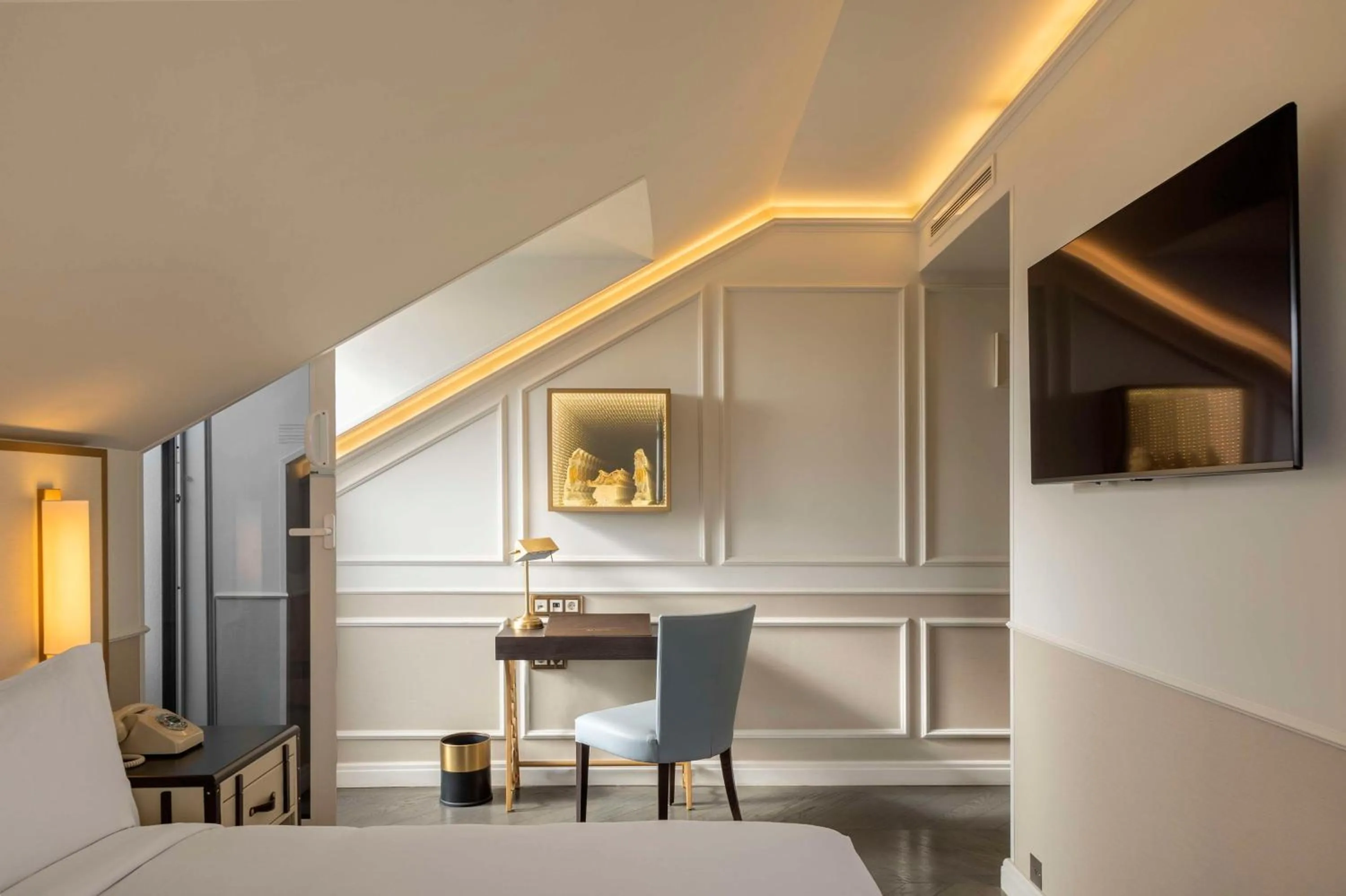 Bedroom, Bed in The Emerald House Lisbon - Curio Collection By Hilton