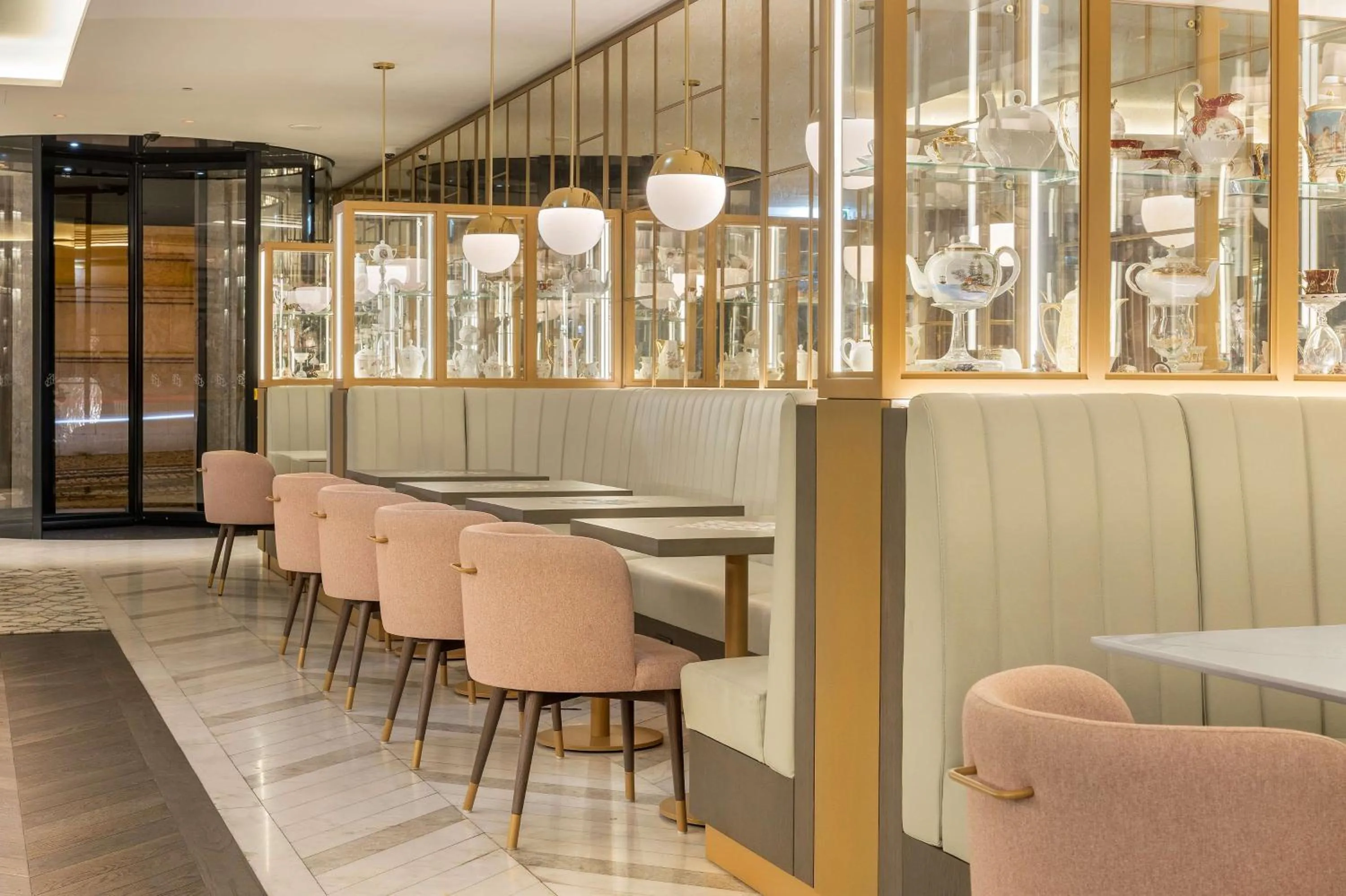 Restaurant/places to eat in The Emerald House Lisbon - Curio Collection By Hilton