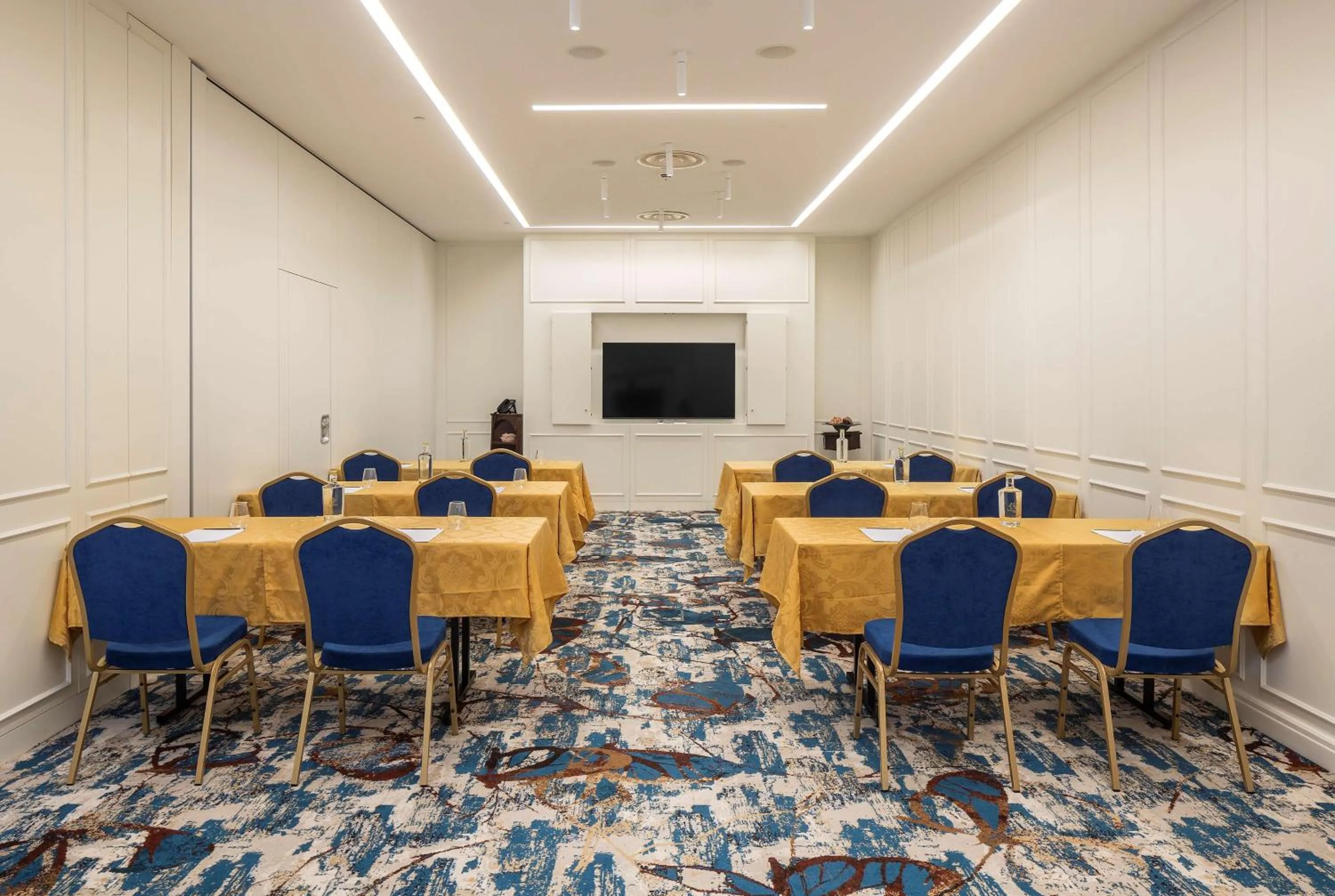 Meeting/conference room in The Emerald House Lisbon - Curio Collection By Hilton