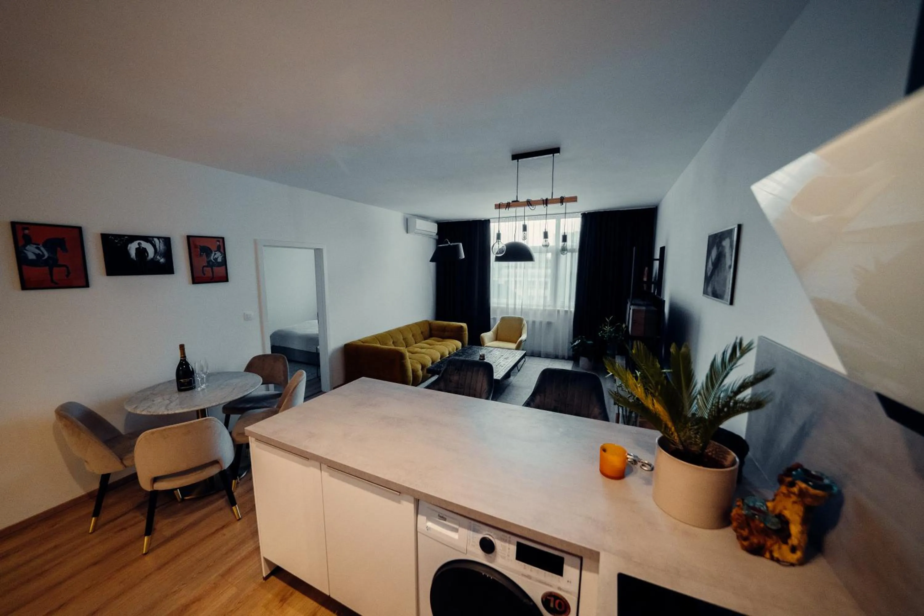 Communal lounge/ TV room in TIFFANY Apartment Hotel