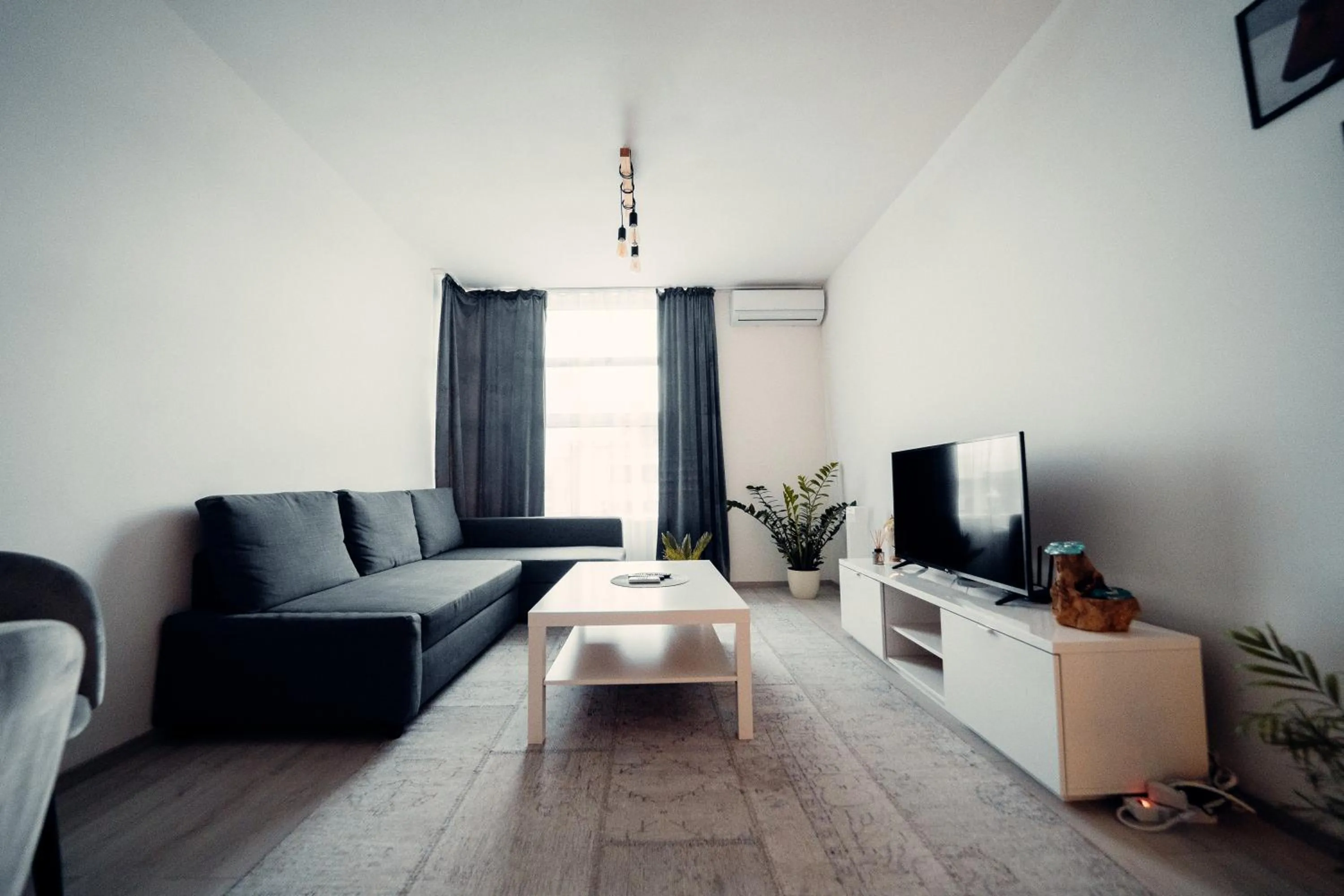 Communal lounge/ TV room in TIFFANY Apartment Hotel