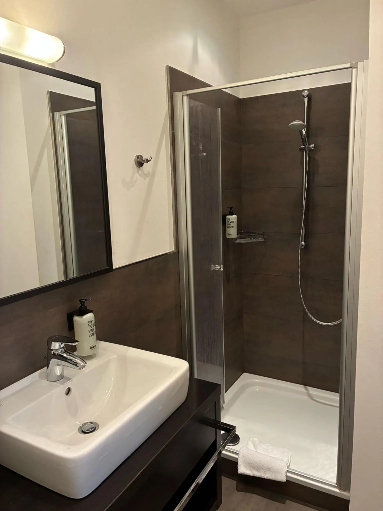 Bathroom in SleepBEEONE Wilhelmshaven