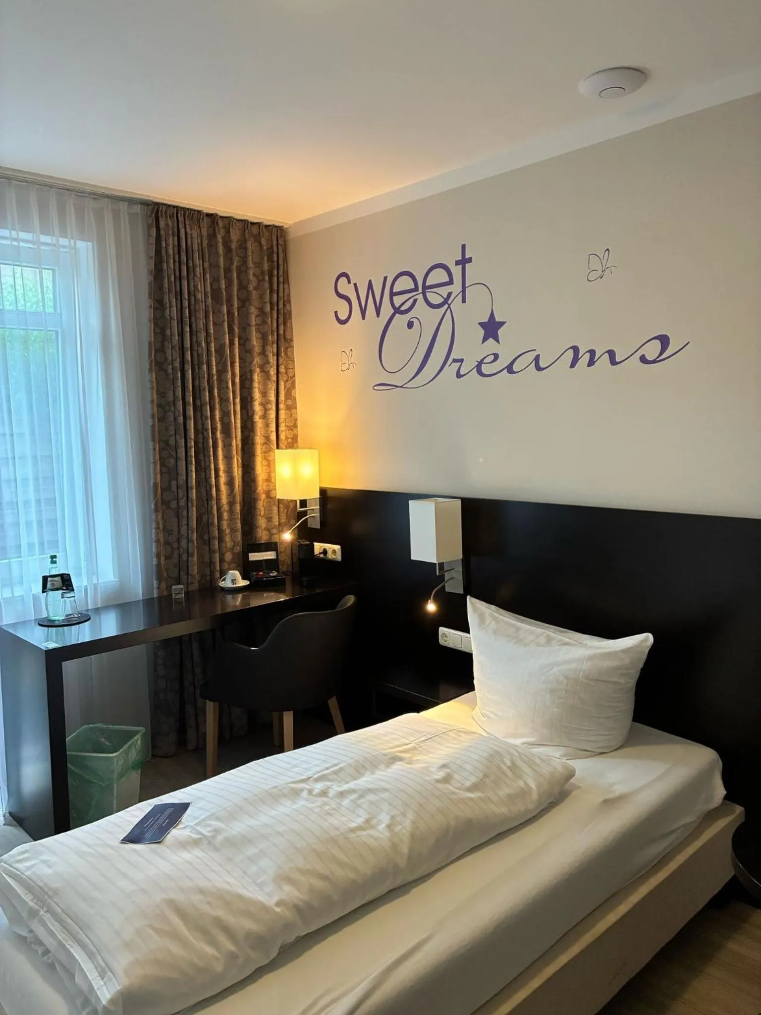 Photo of the whole room, Bed in SleepBEEONE Wilhelmshaven