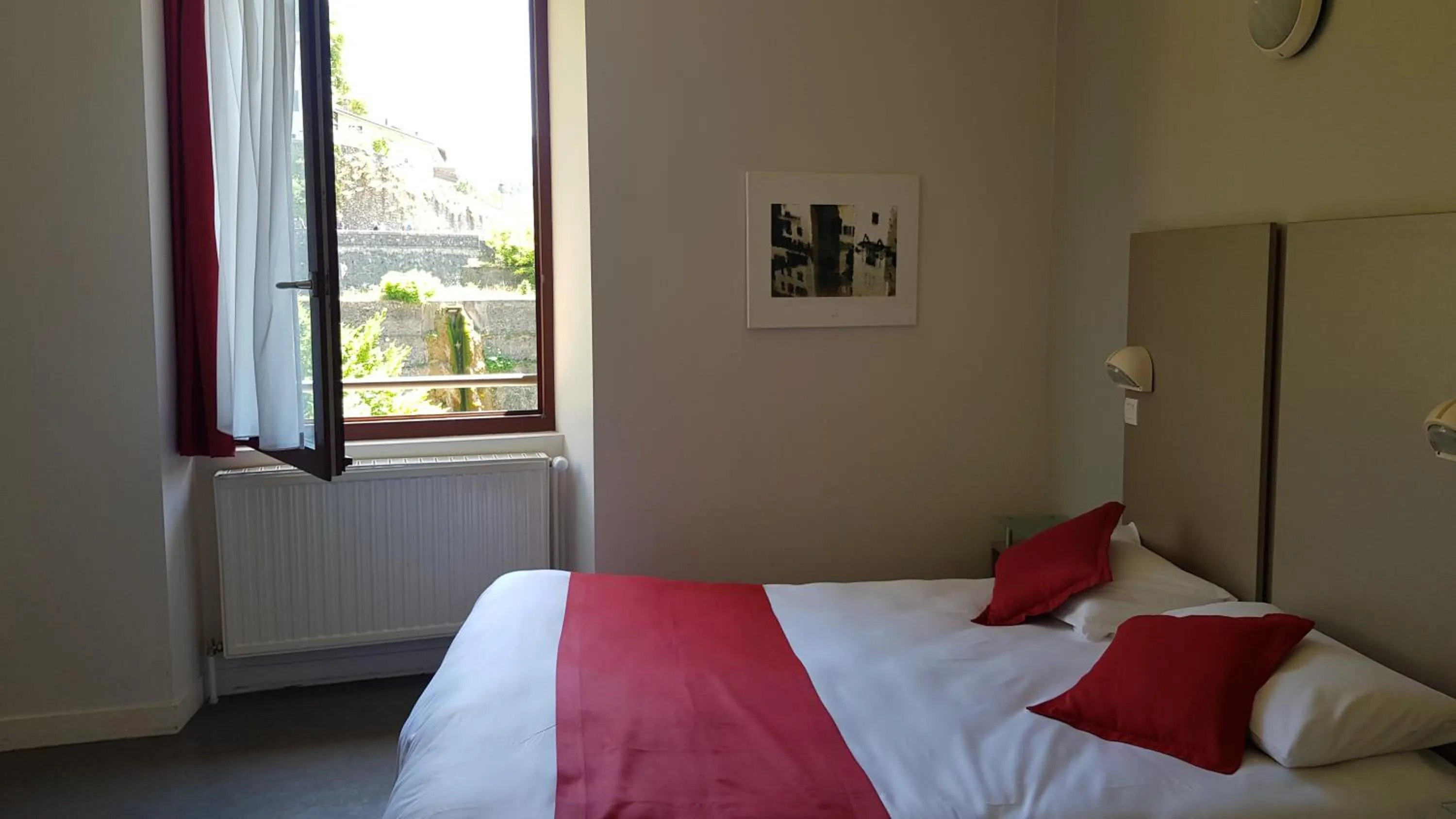 Bed in Hôtel du Musée de l'Eau