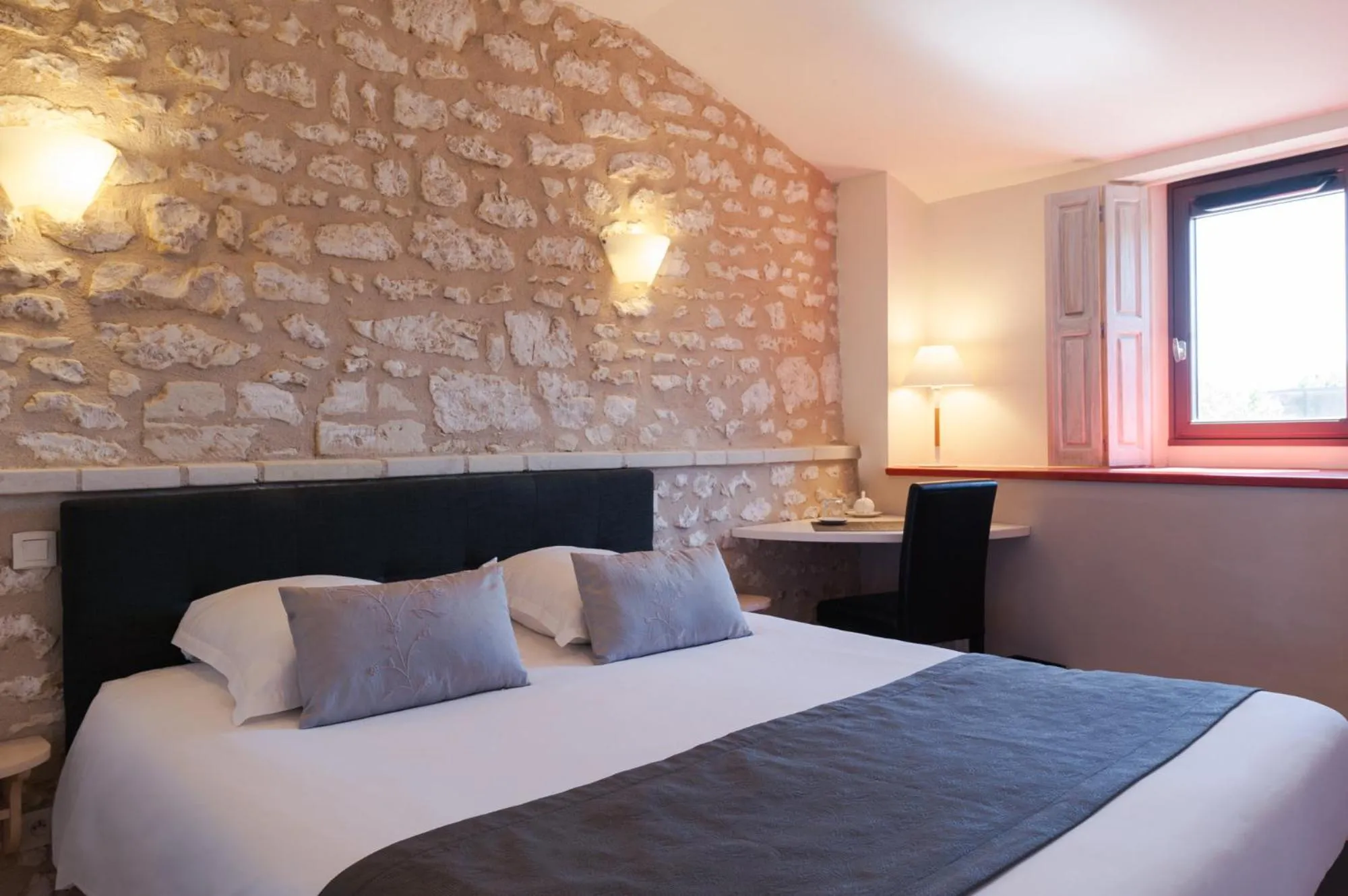 Bed in Le Pigeonnier du Perron Hôtel