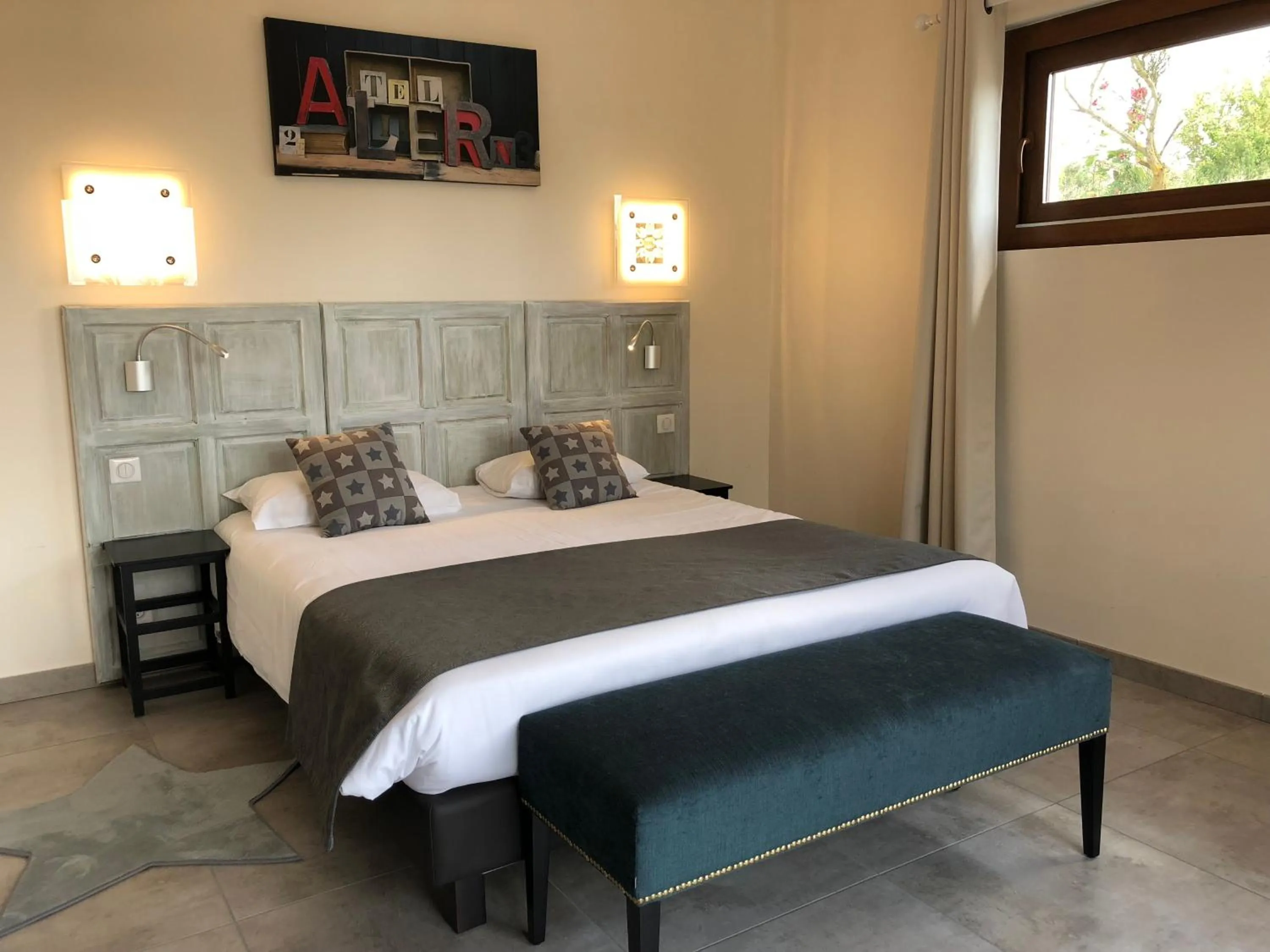 Bed in Le Pigeonnier du Perron Hôtel