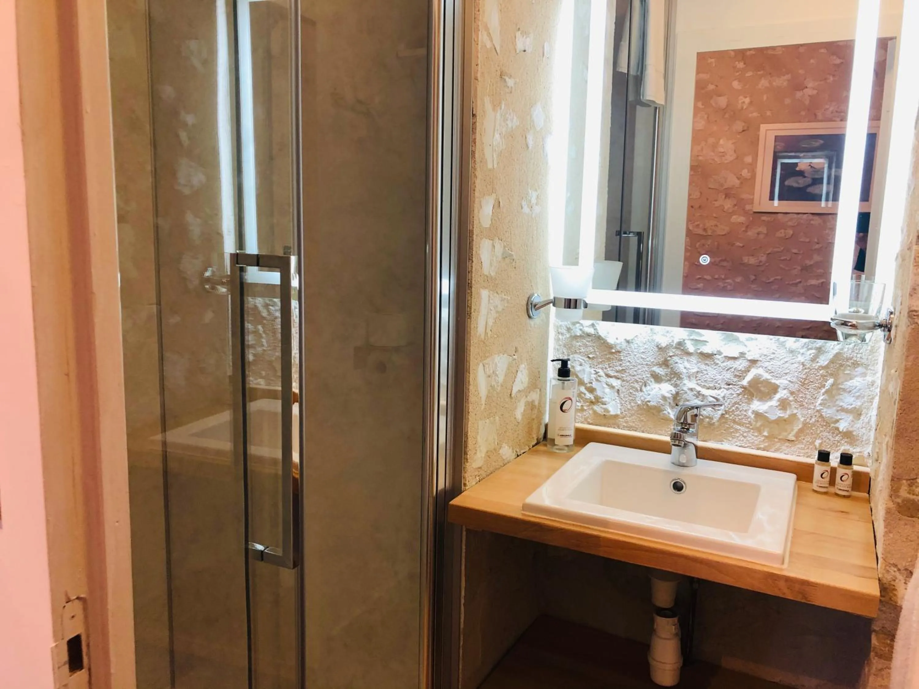 Bathroom in Le Pigeonnier du Perron Hôtel