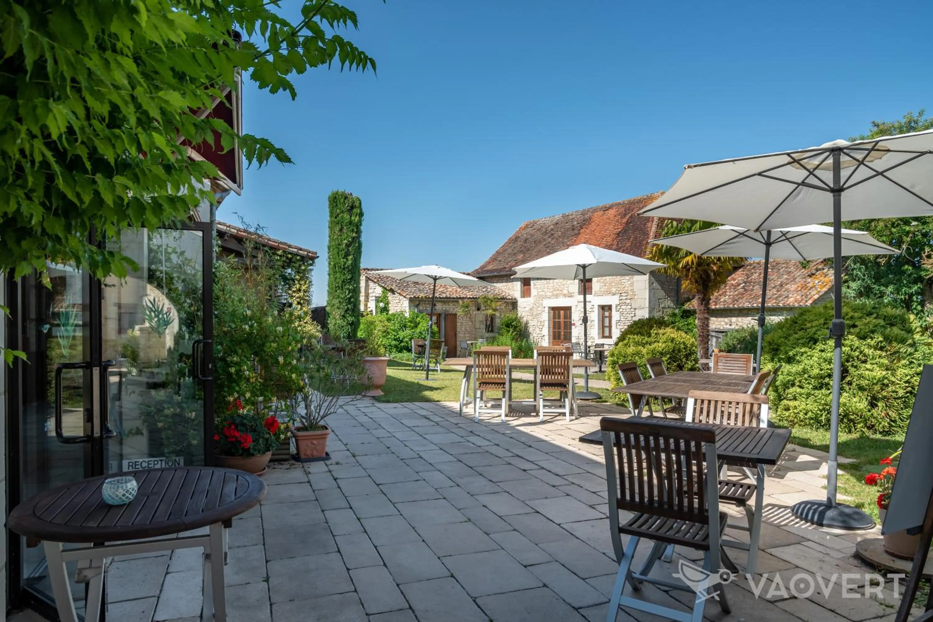 Garden view in Le Pigeonnier du Perron Hôtel