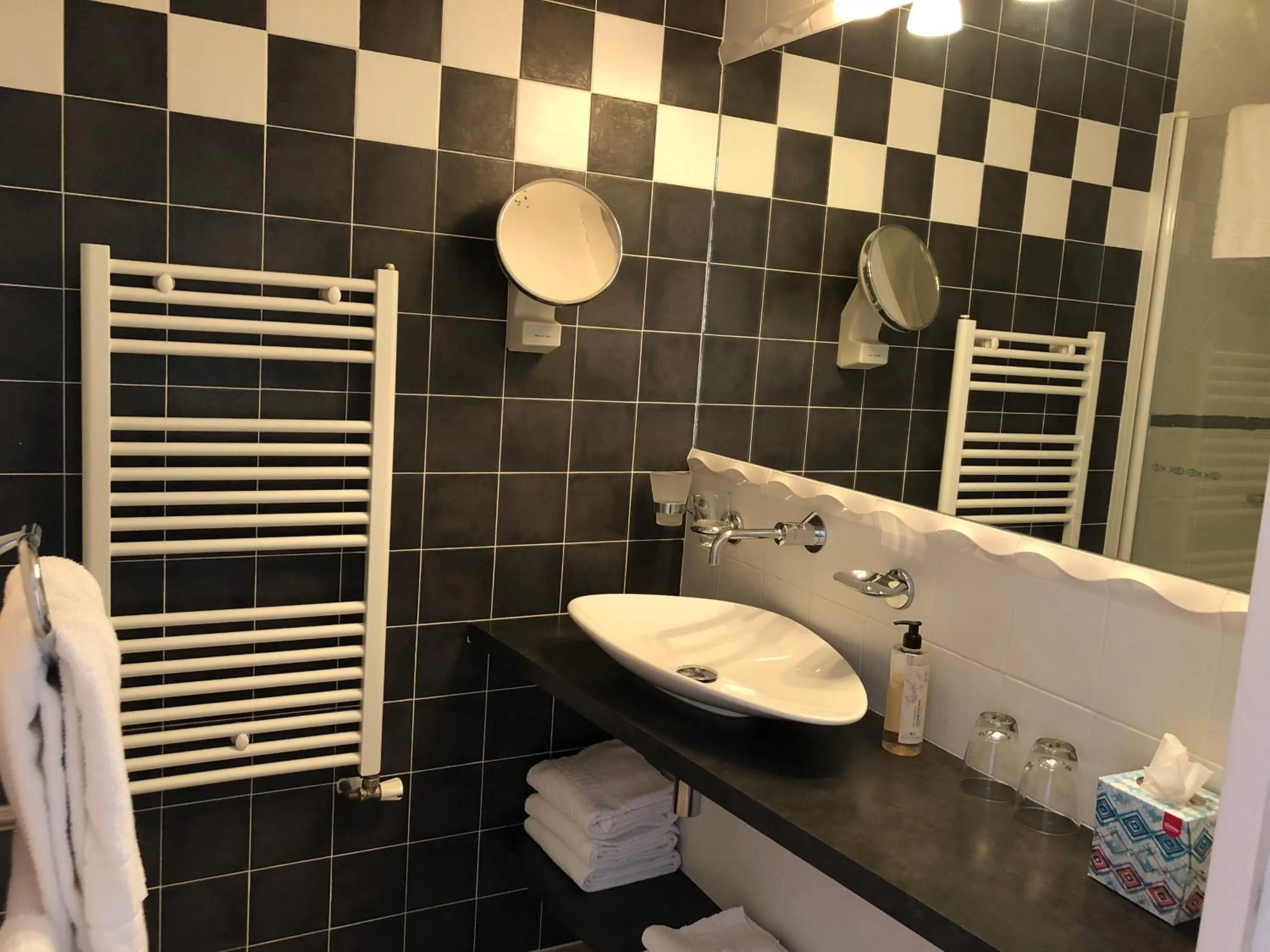 Bathroom in Le Pigeonnier du Perron Hôtel