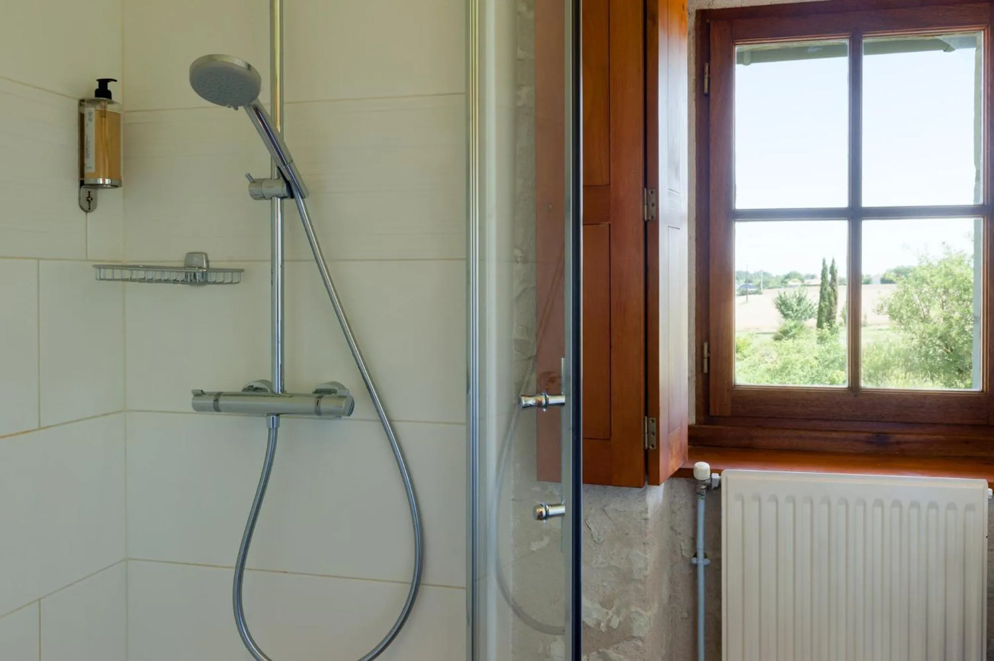 Shower in Le Pigeonnier du Perron Hôtel