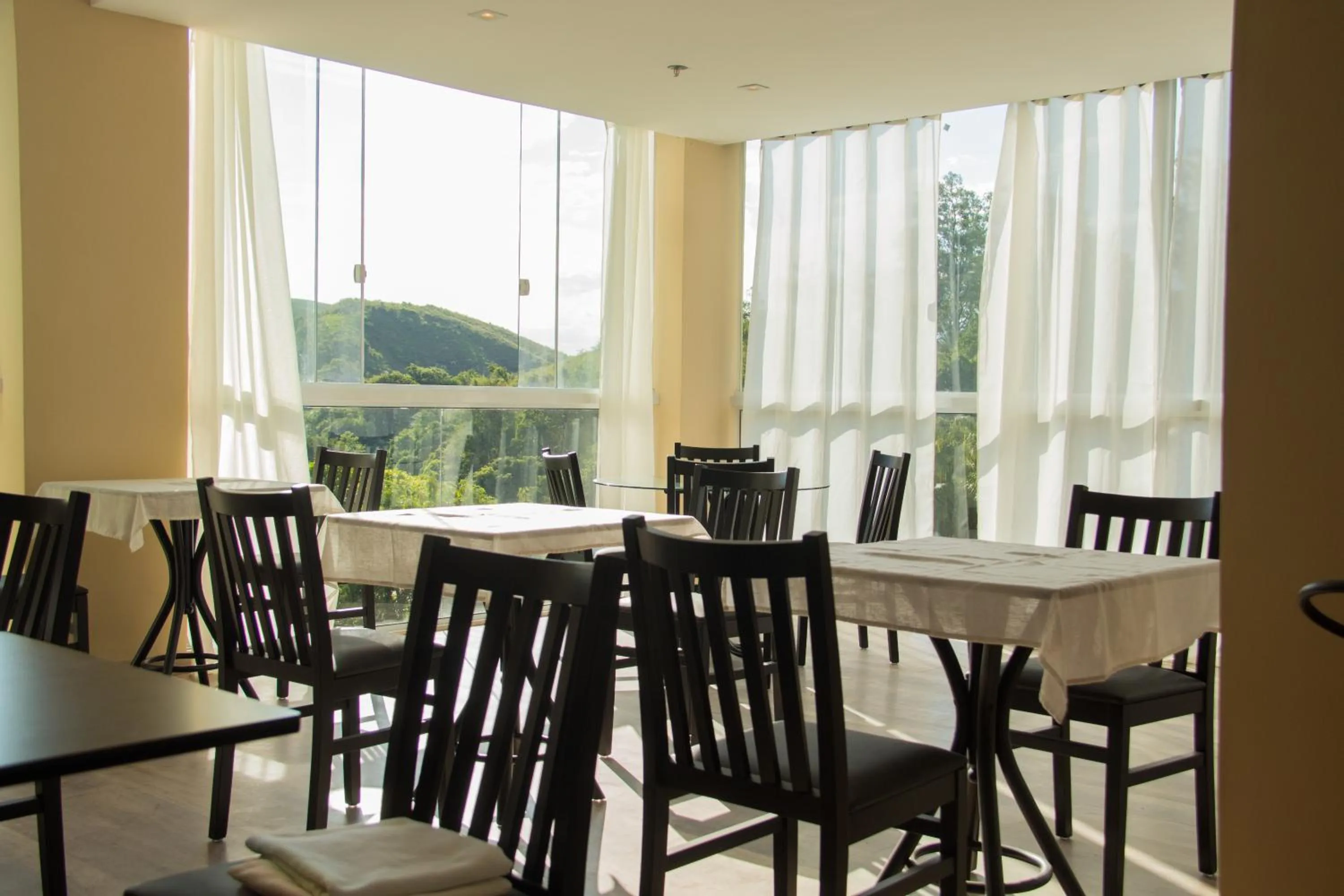 Restaurant/places to eat in Summit Inn Hotel Barra Mansa