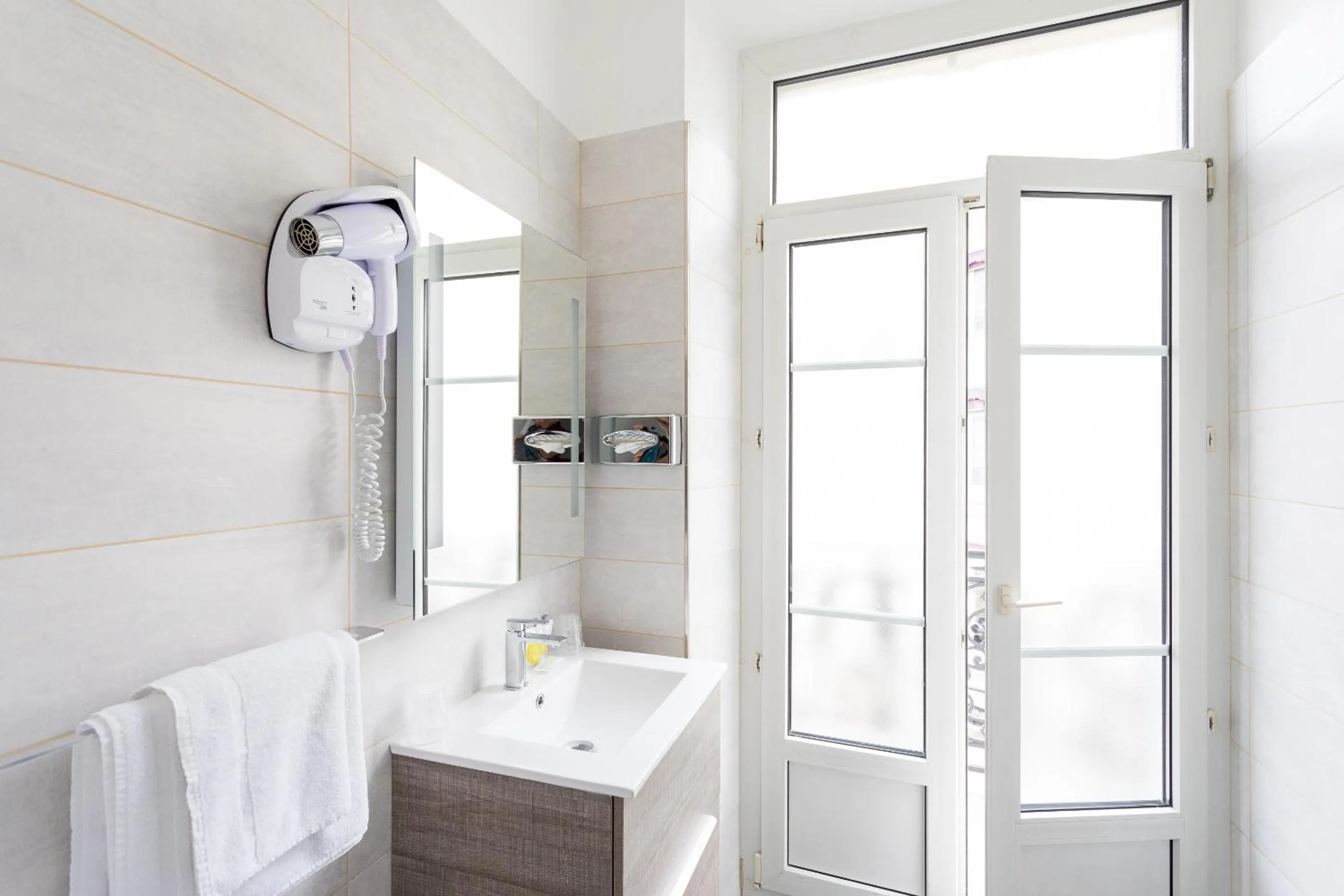 Bathroom in Hôtel de l'Europe Grenoble hyper-centre