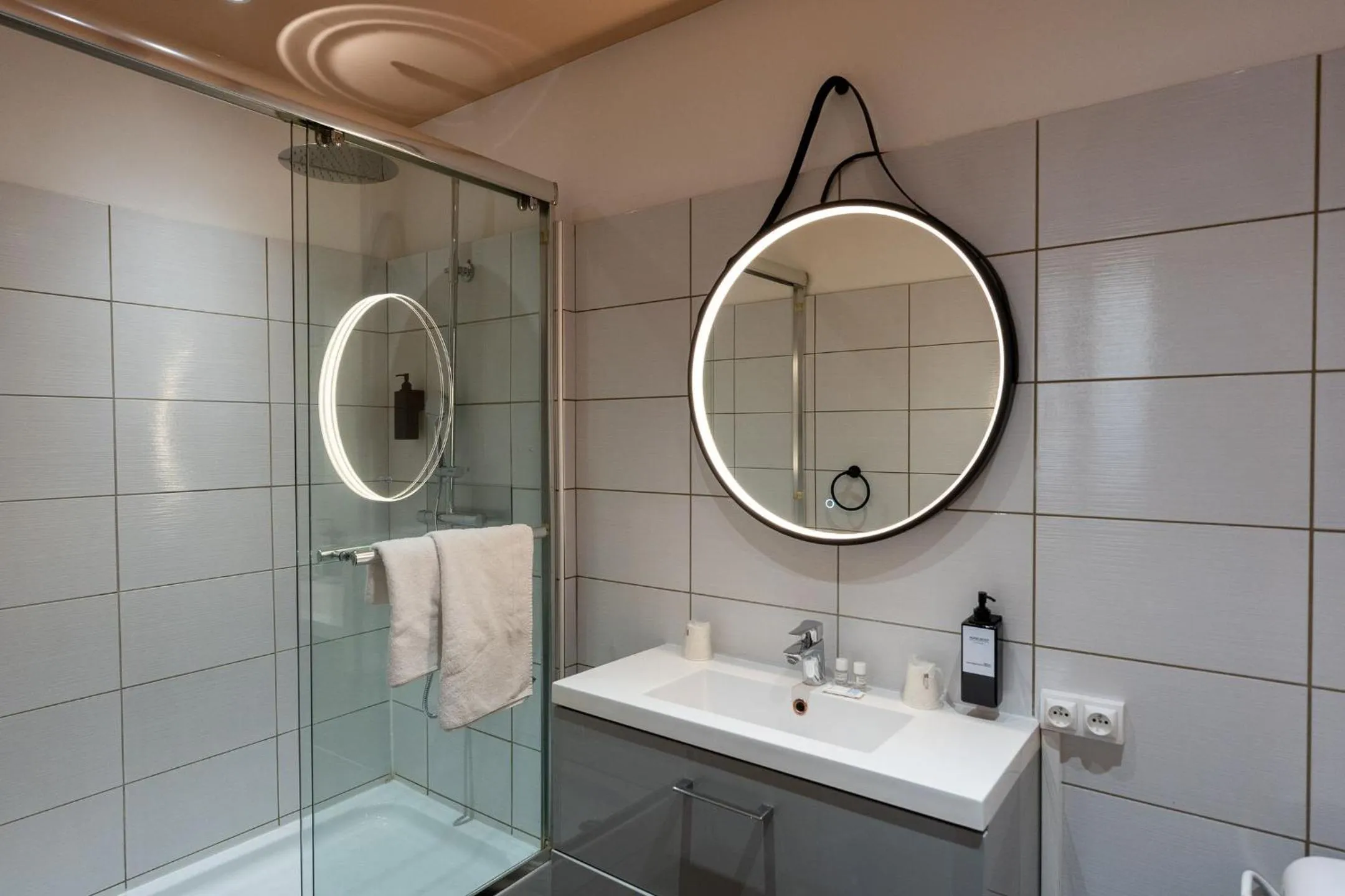 Bathroom in Hôtel de l'Europe Grenoble hyper-centre