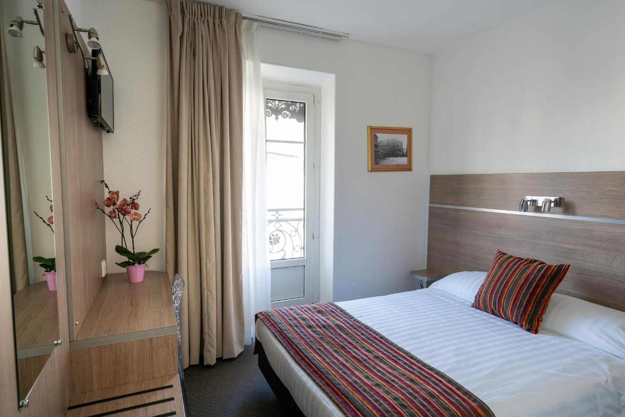 Bed in Hôtel de l'Europe Grenoble hyper-centre