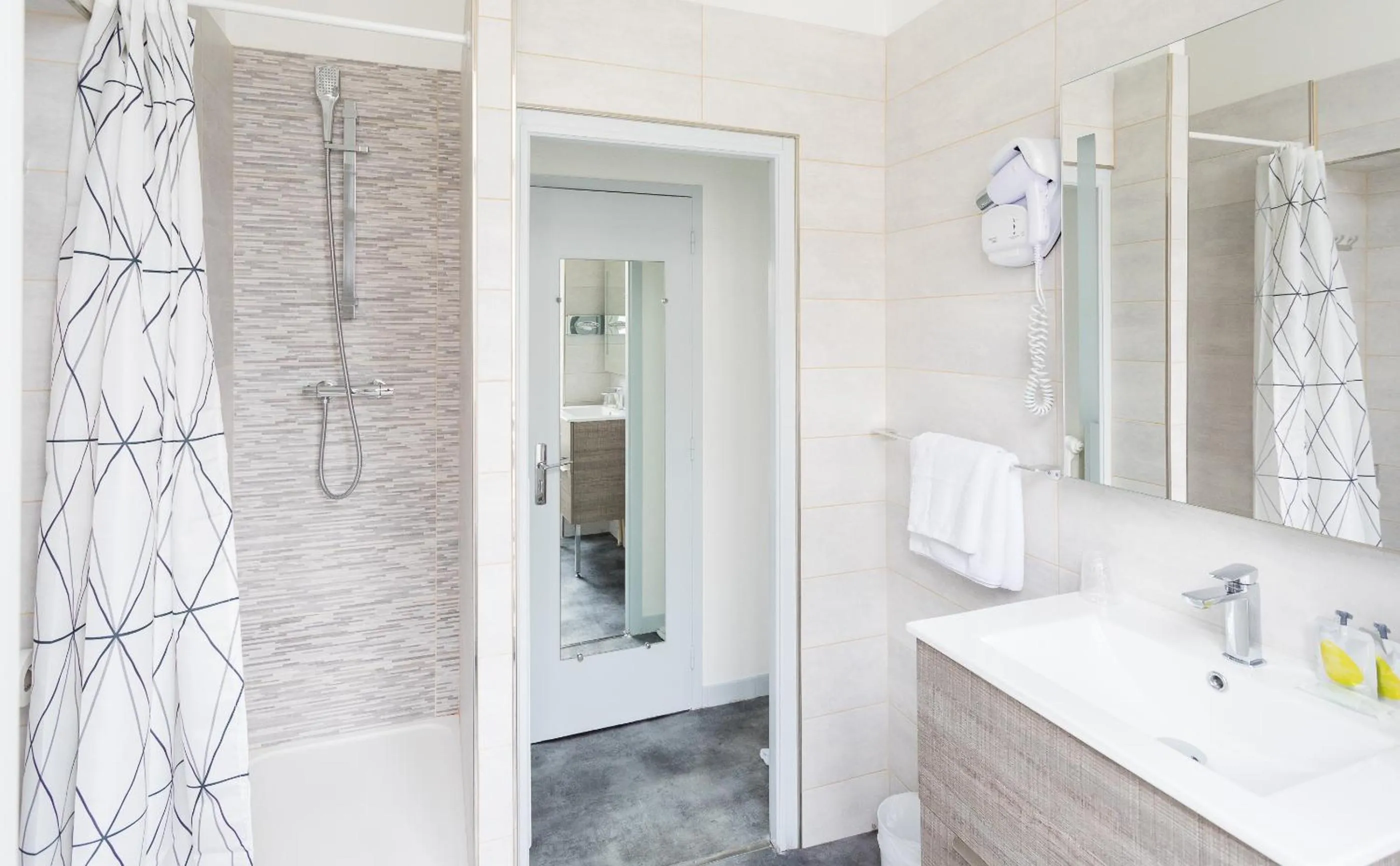 Bathroom in Hôtel de l'Europe Grenoble hyper-centre