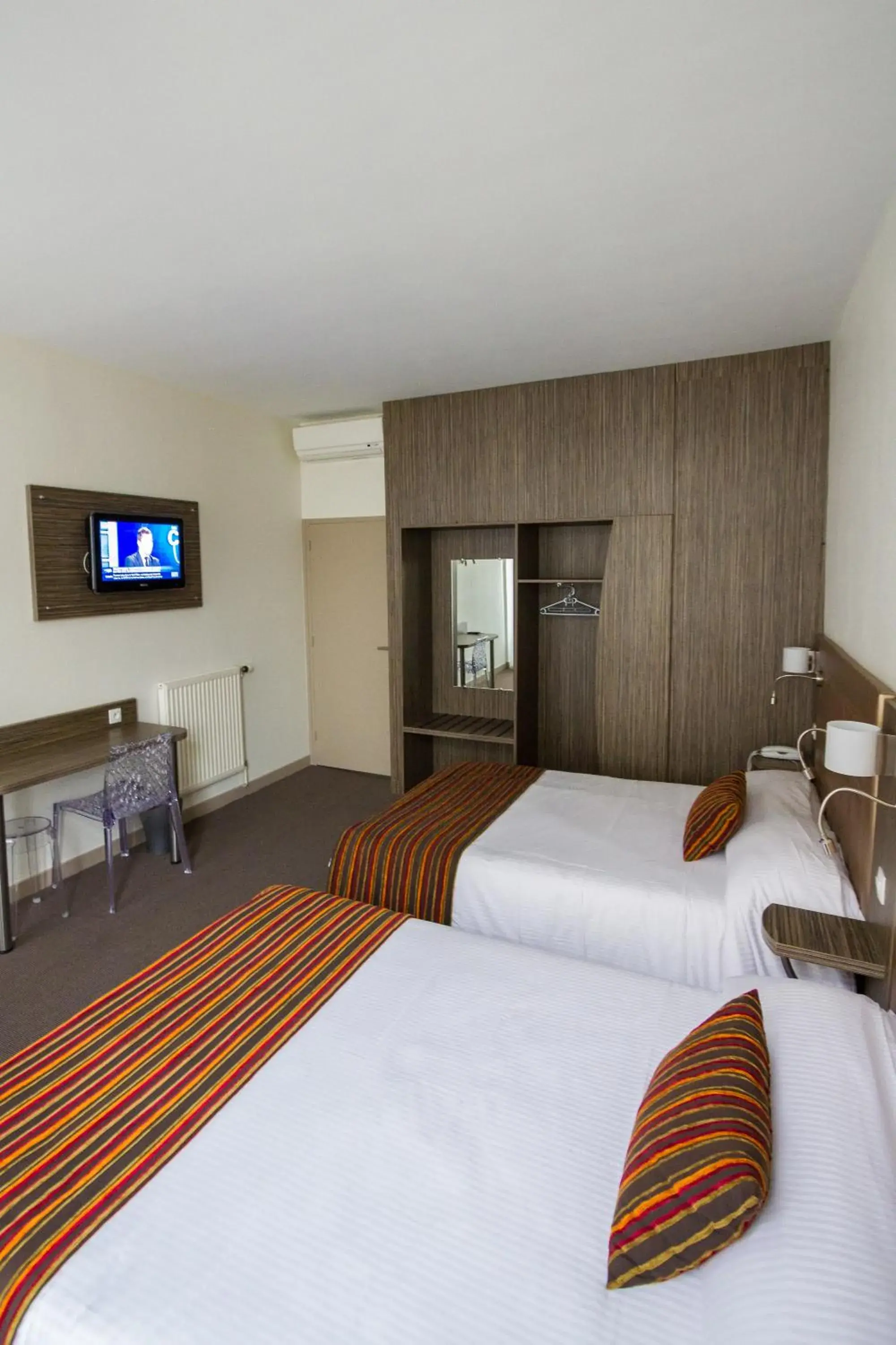 Twin Room in Hôtel de l'Europe Grenoble hyper-centre Twin Room in Hôtel de l'Europe Grenoble hyper-centre