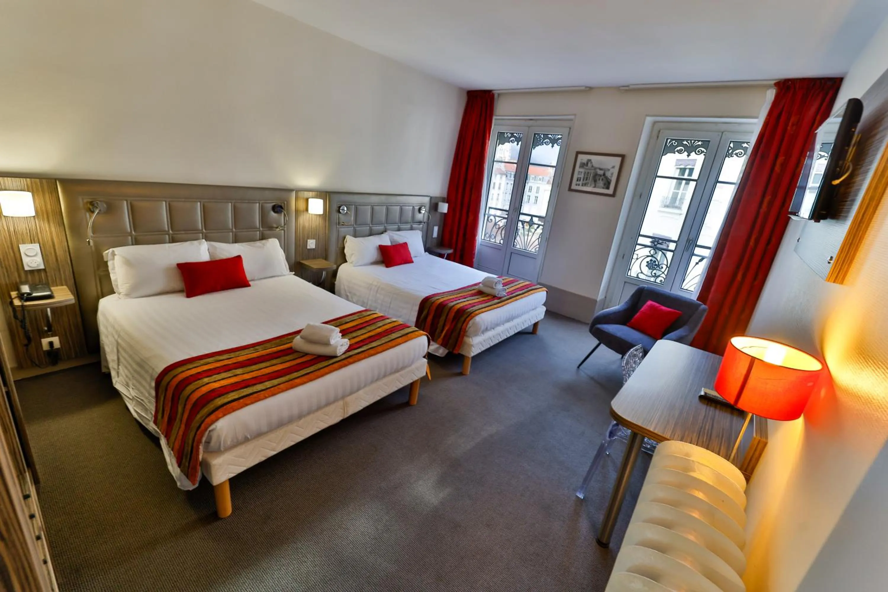 Photo of the whole room, Bed in Hôtel de l'Europe Grenoble hyper-centre