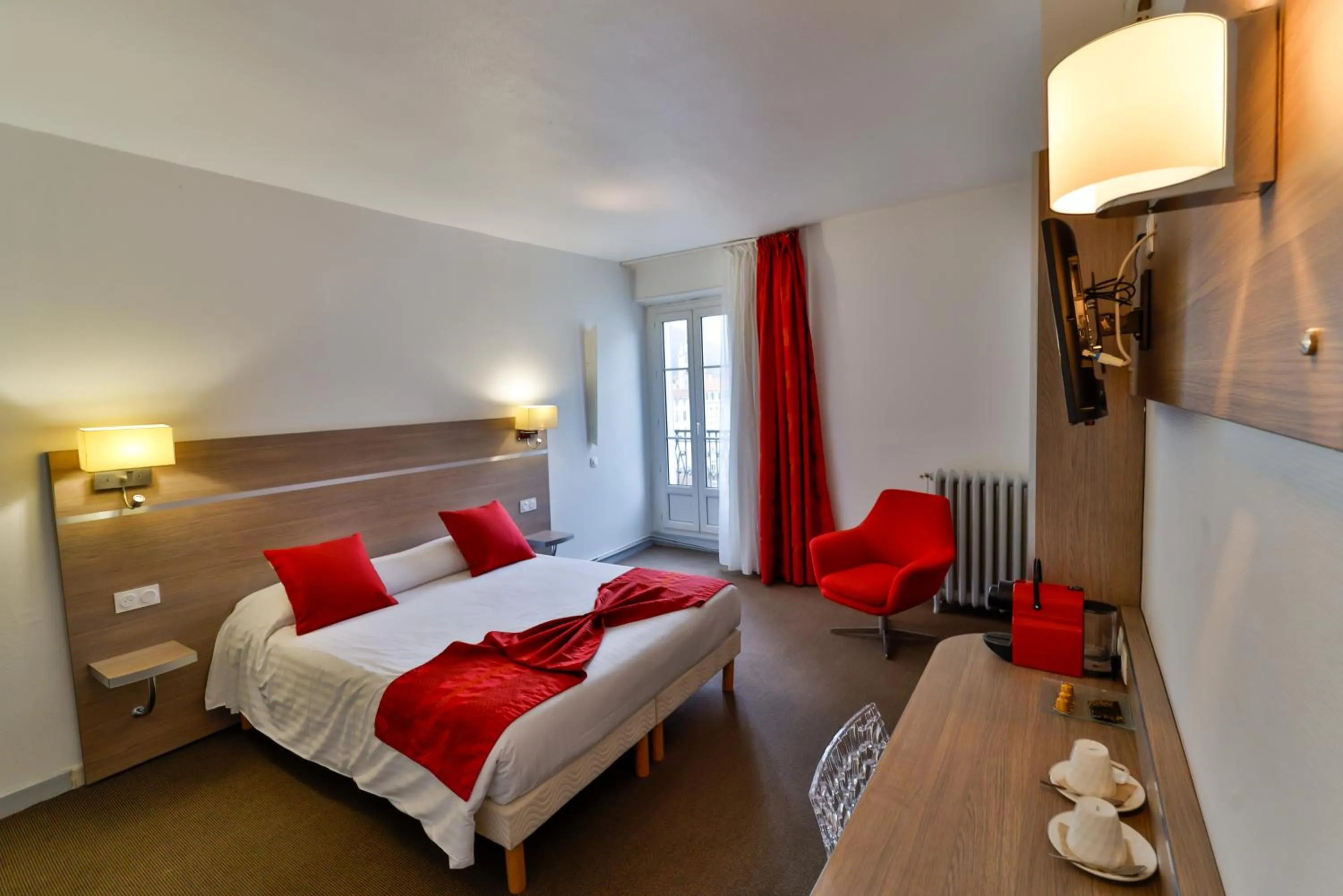 Bed in Hôtel de l'Europe Grenoble hyper-centre