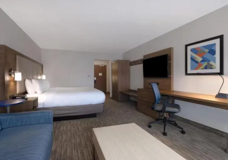 Bed in Holiday Inn Express & Suites - Detroit - Dearborn by IHG