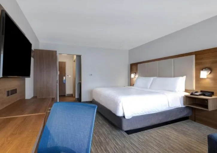 Bed in Holiday Inn Express & Suites - Detroit - Dearborn by IHG