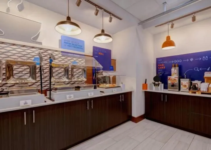 Food in Holiday Inn Express & Suites - Detroit - Dearborn by IHG