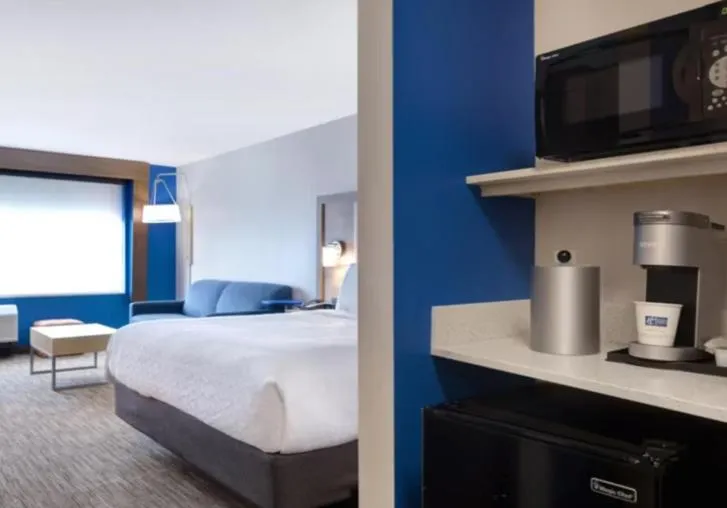 Bed in Holiday Inn Express & Suites - Detroit - Dearborn by IHG
