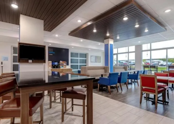 Holiday Inn Express & Suites - Detroit - Dearborn by IHG