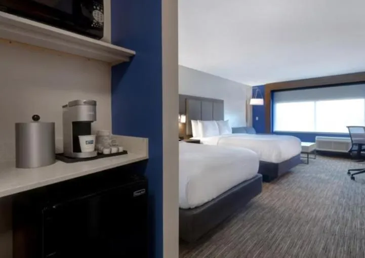 Bed in Holiday Inn Express & Suites - Detroit - Dearborn by IHG