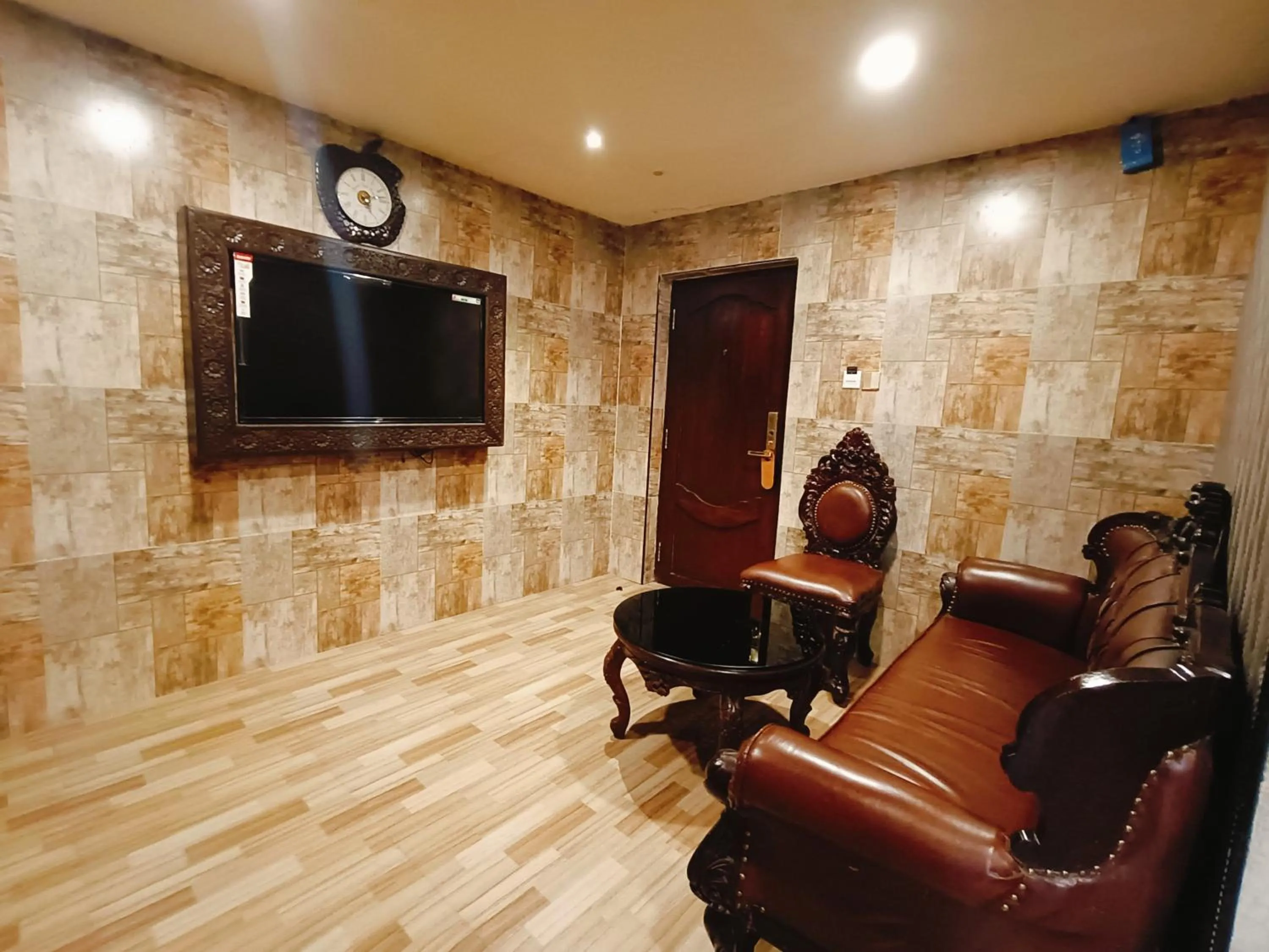 Living room in HYDERS PARK- THE LUXURY HOTEL