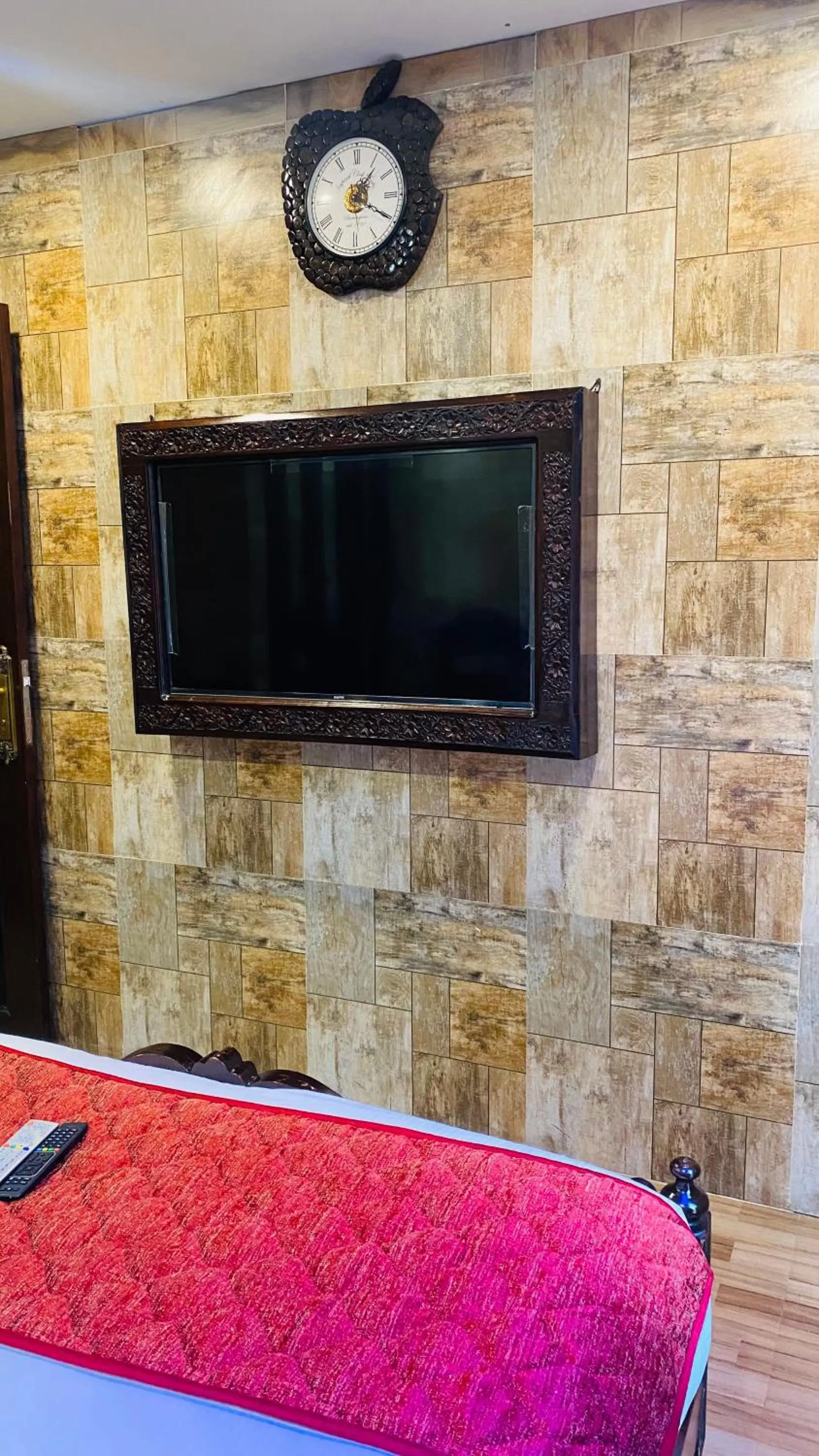 TV and multimedia, Bed in HYDERS PARK- THE LUXURY HOTEL