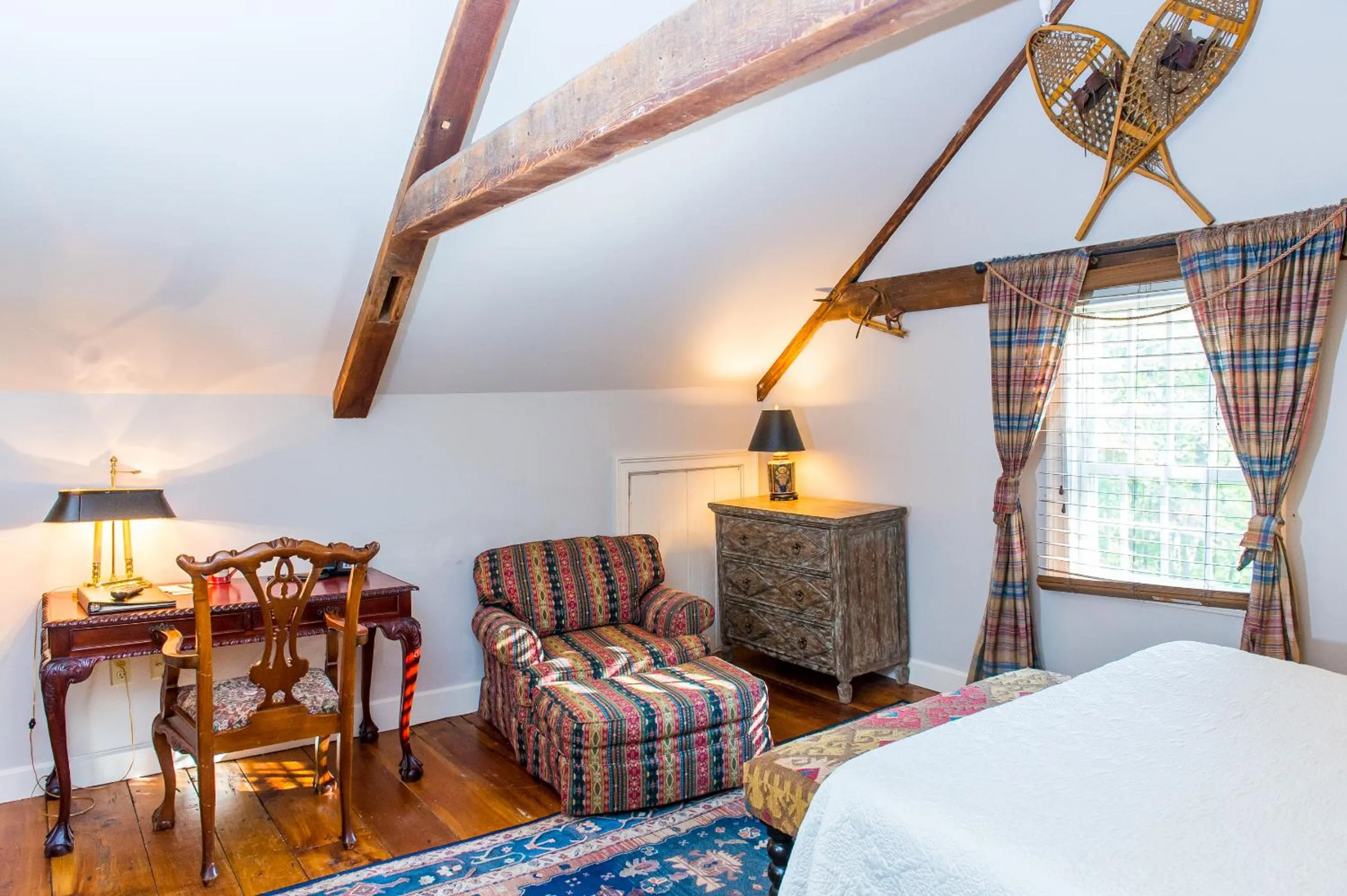 Seating area, Bed in Three Chimneys Inn