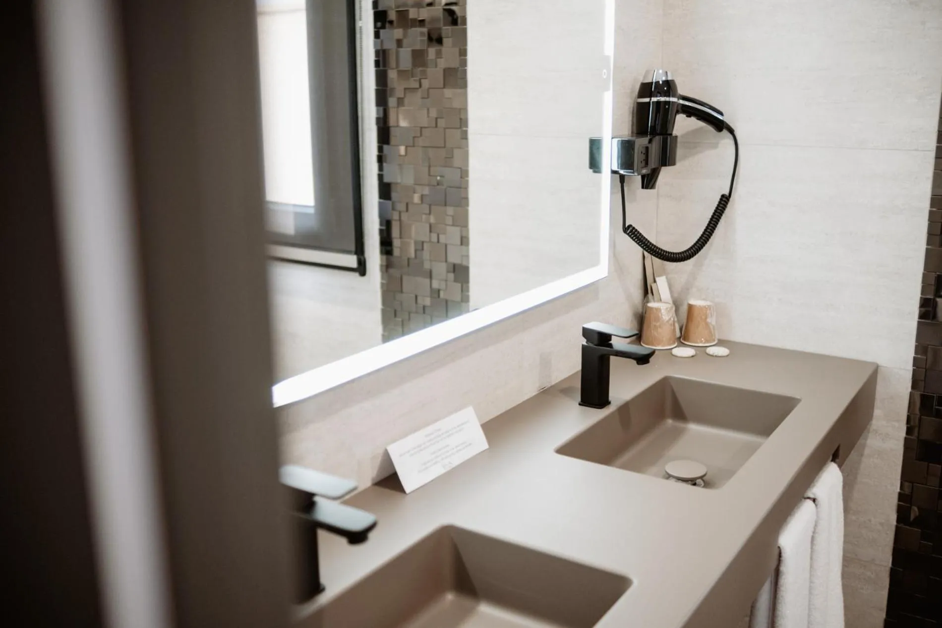 Bathroom in Hotel GilMar Orellana la Vieja