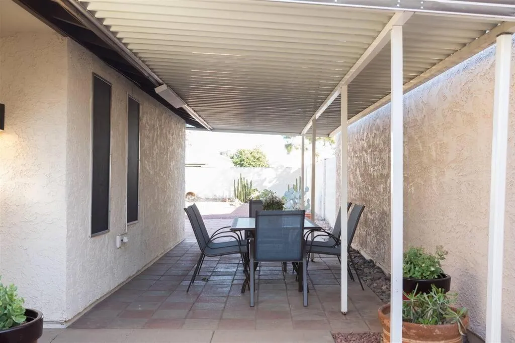 Cozy, quiet house, covered patio dining, sun room