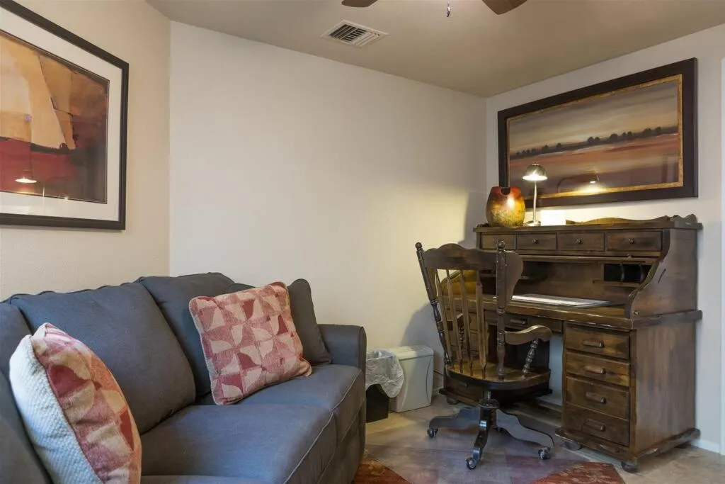 Cozy, quiet house, covered patio dining, sun room