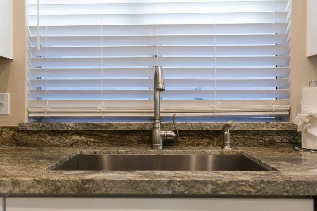 Cozy, quiet house, covered patio dining, sun room