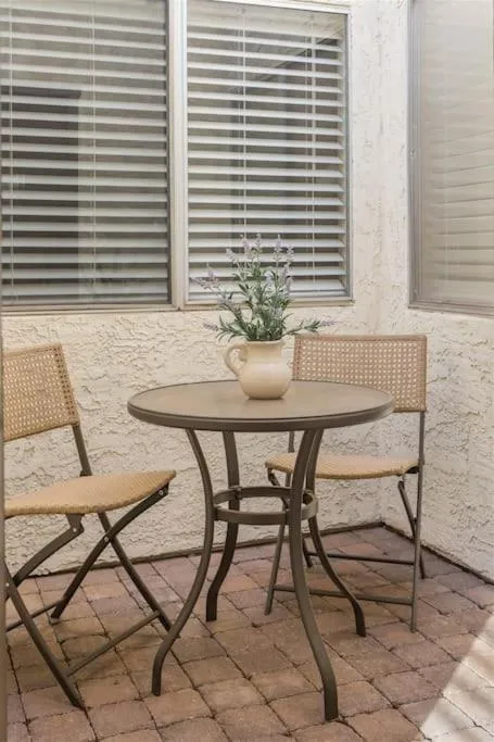 Cozy, quiet house, covered patio dining, sun room