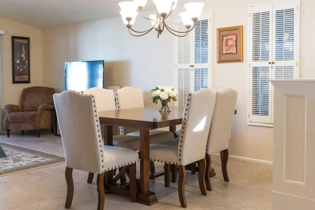 Cozy, quiet house, covered patio dining, sun room