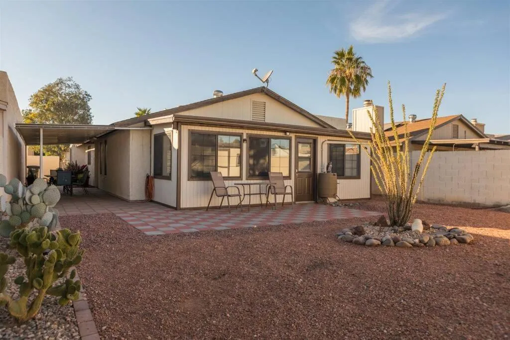 Cozy, quiet house, covered patio dining, sun room