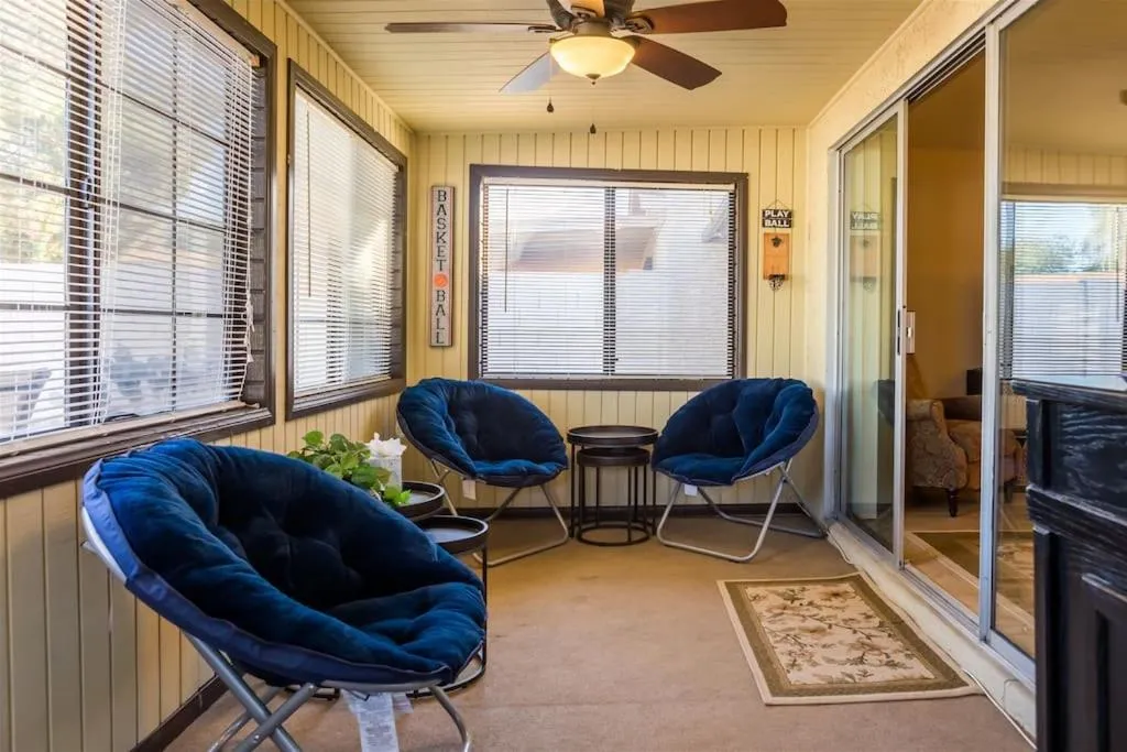 Cozy, quiet house, covered patio dining, sun room