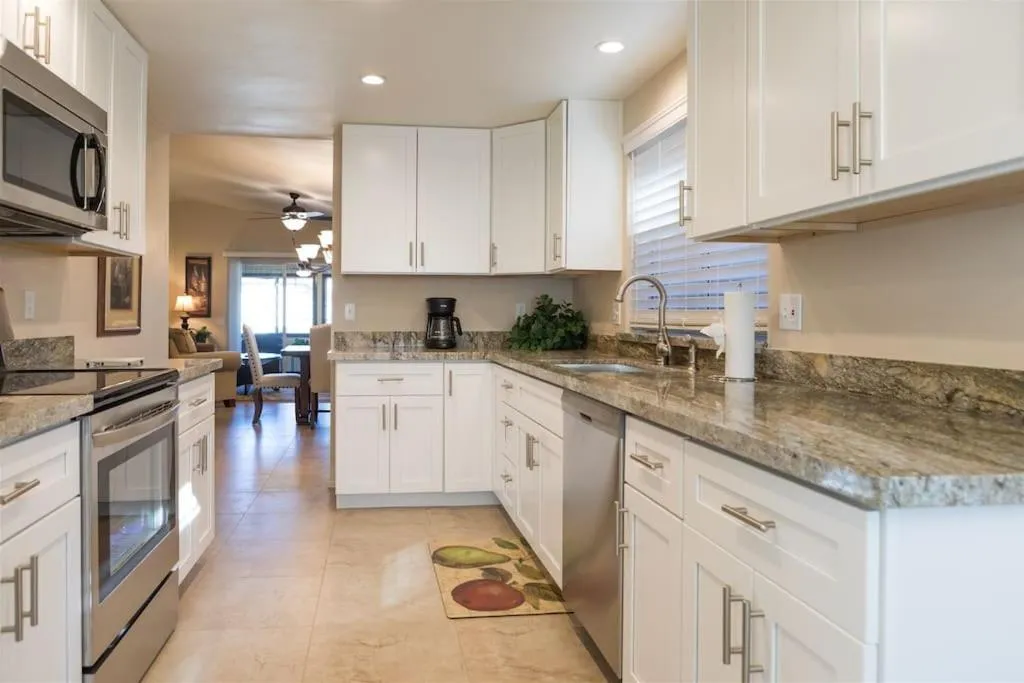 Cozy, quiet house, covered patio dining, sun room