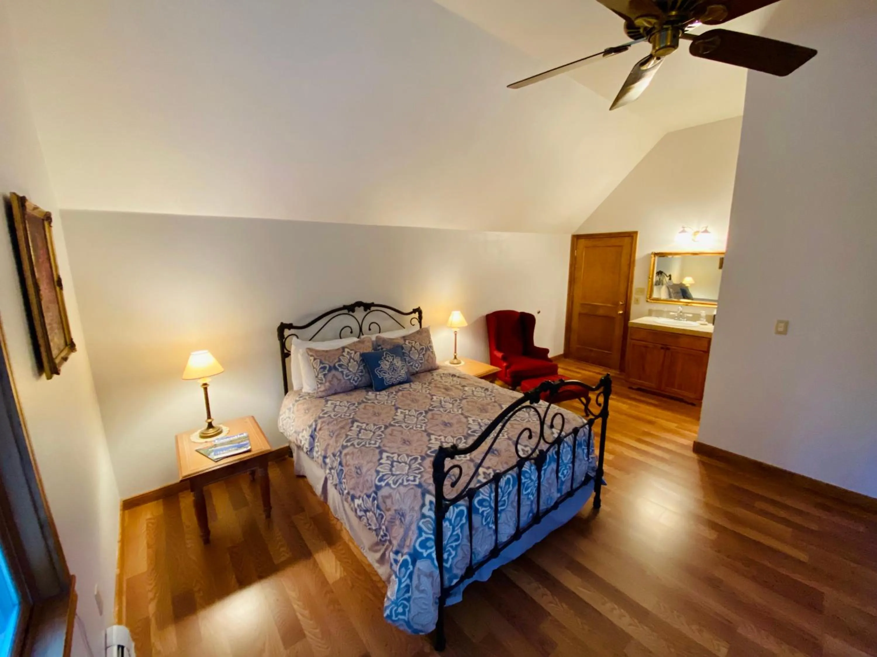 Bedroom, Bed in Apple Orchard Inn