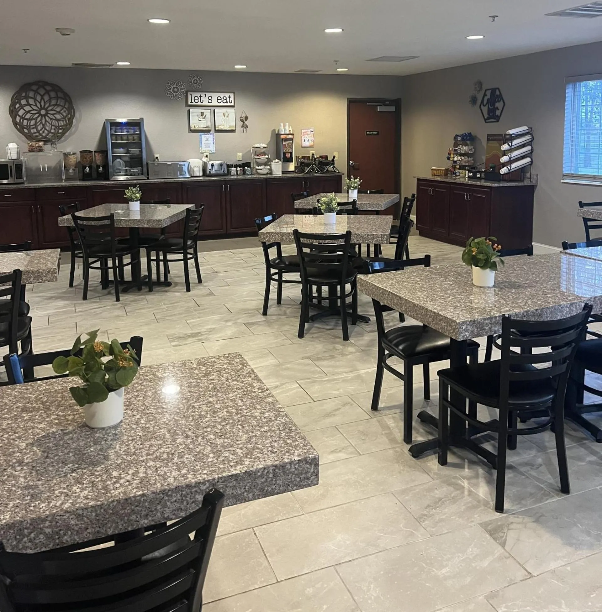 Breakfast in GrandStay Hotel & Suites Becker