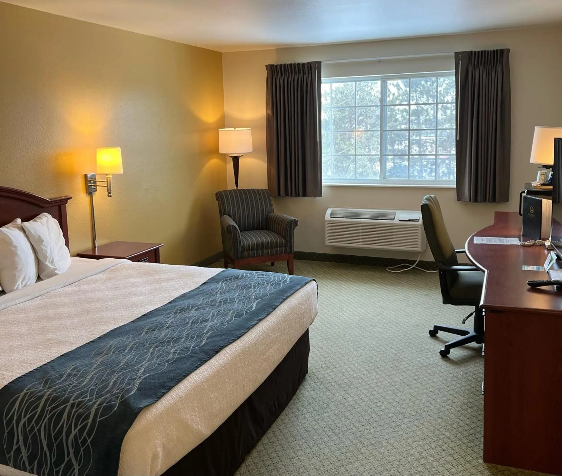 Bed in GrandStay Hotel & Suites Becker