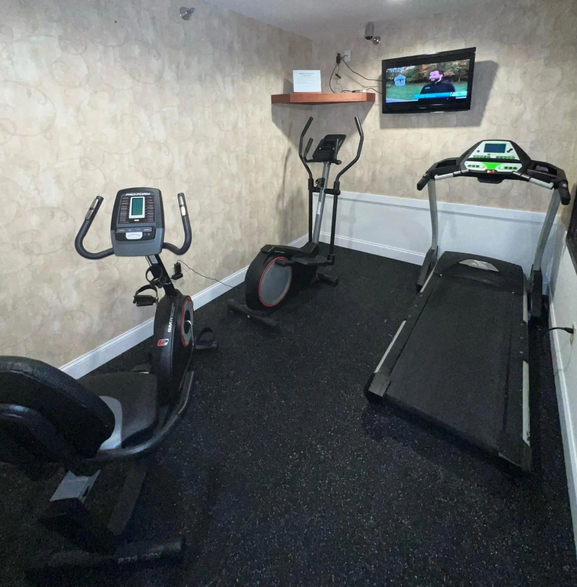 Fitness centre/facilities in GrandStay Hotel & Suites Becker