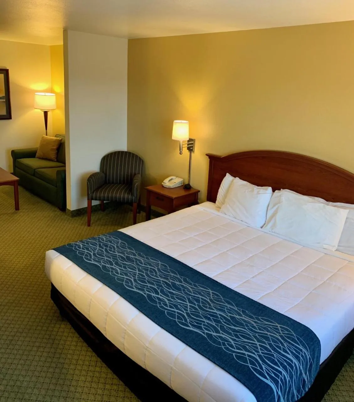 Bed in GrandStay Hotel & Suites Becker